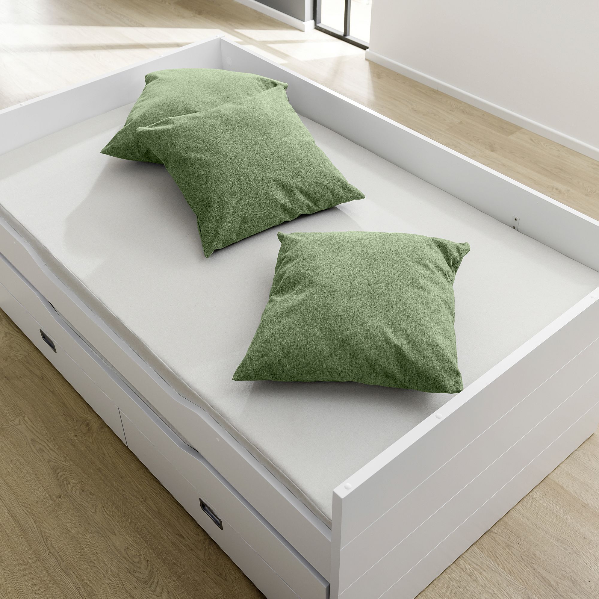 Partykissen 60 x 60 cm, Mikrofaser Nordic Green Weißes Bett mit heller Bettwäsche und zwei grünen Kissen in einem hellen, modernen Zimmer.