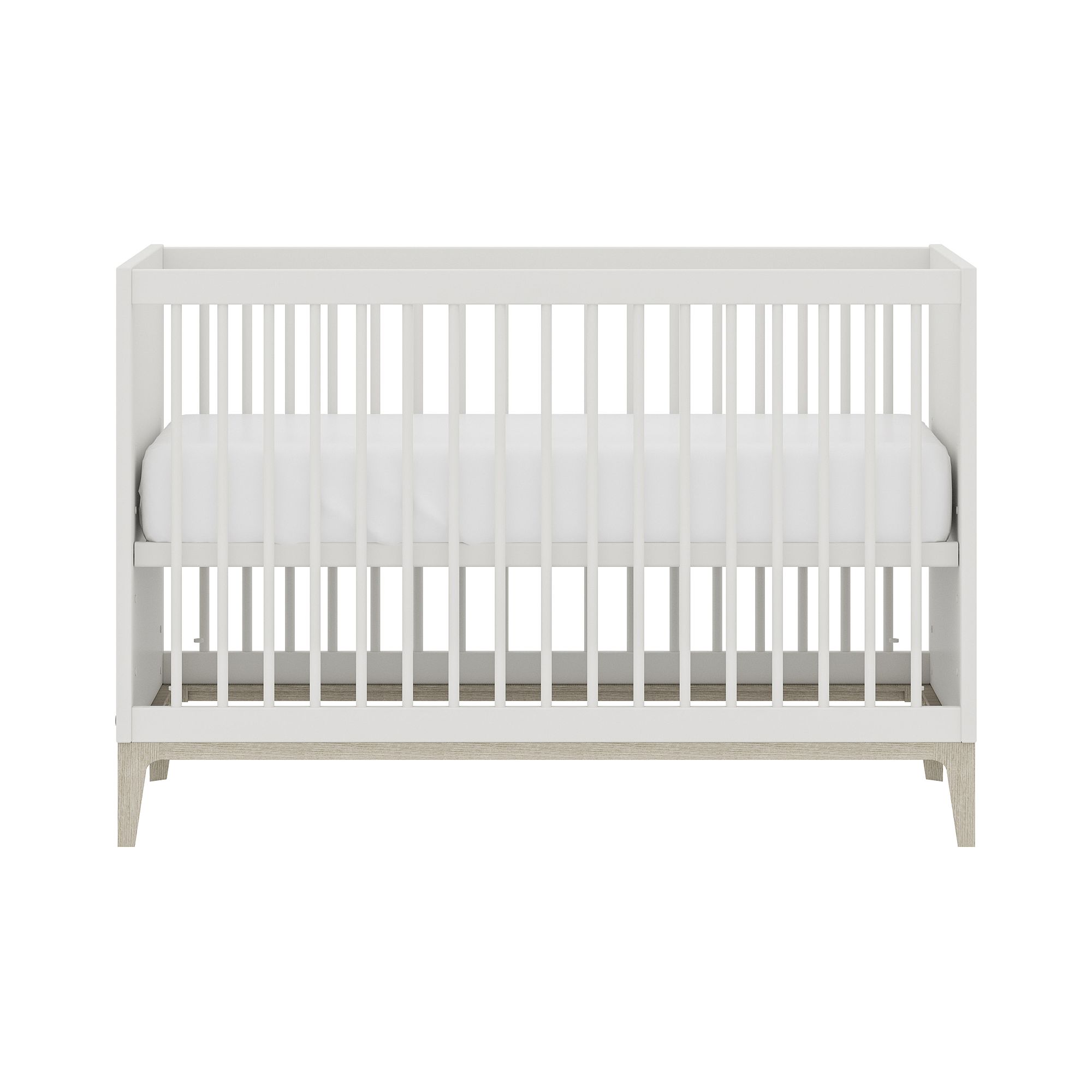 Weißes Babybett aus Holz mit vertikalen Latten und einer weißen Matratze.