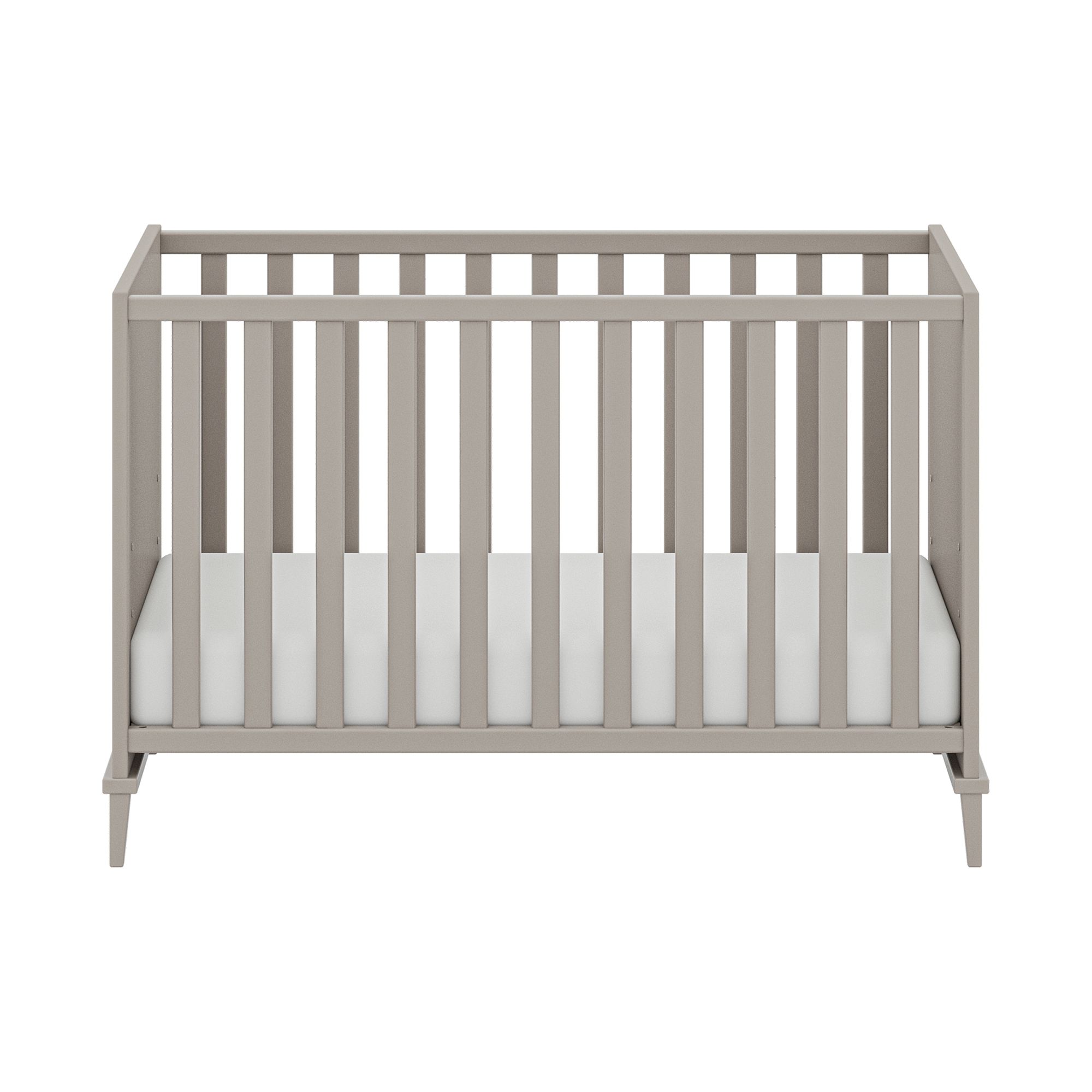 Graues Holzbabybett mit weißer Matratze, von vorne gesehen.
