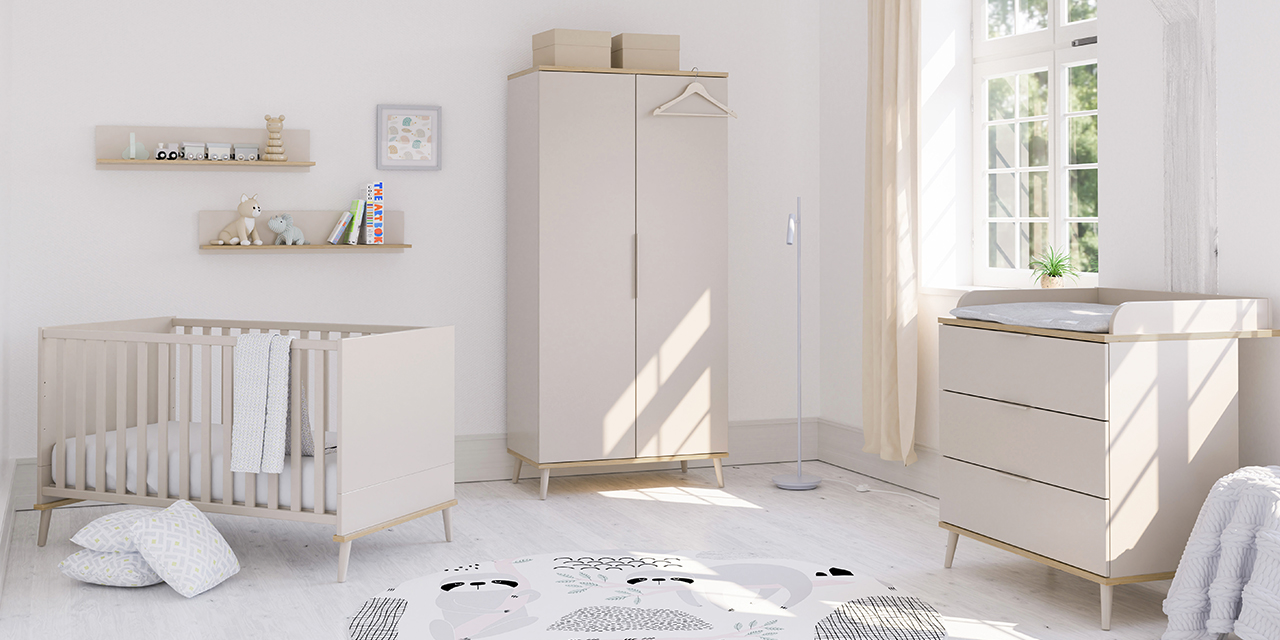 Helles, modernes Kinderzimmer mit Kinderbett, Kleiderschrank, Kommode und sanftem Tageslicht.