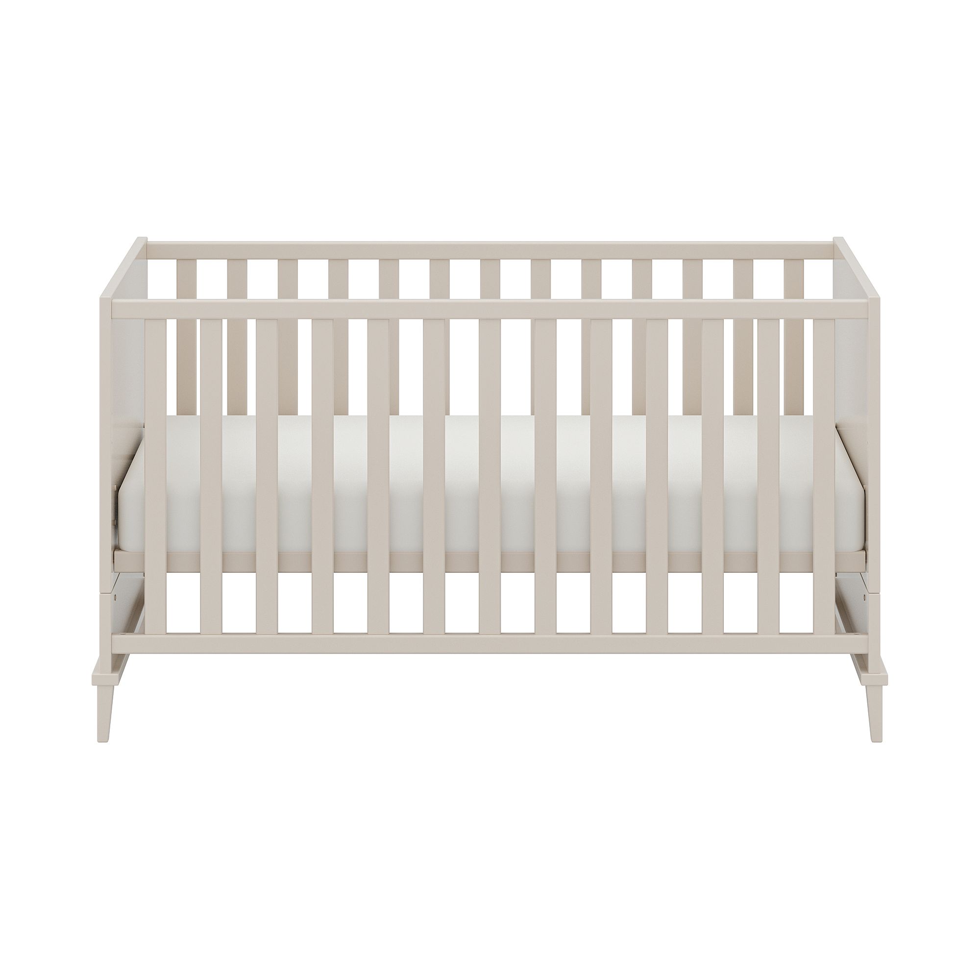 Weißes Holz-Babybett mit Lattenrost und Matratze, von vorne gesehen.