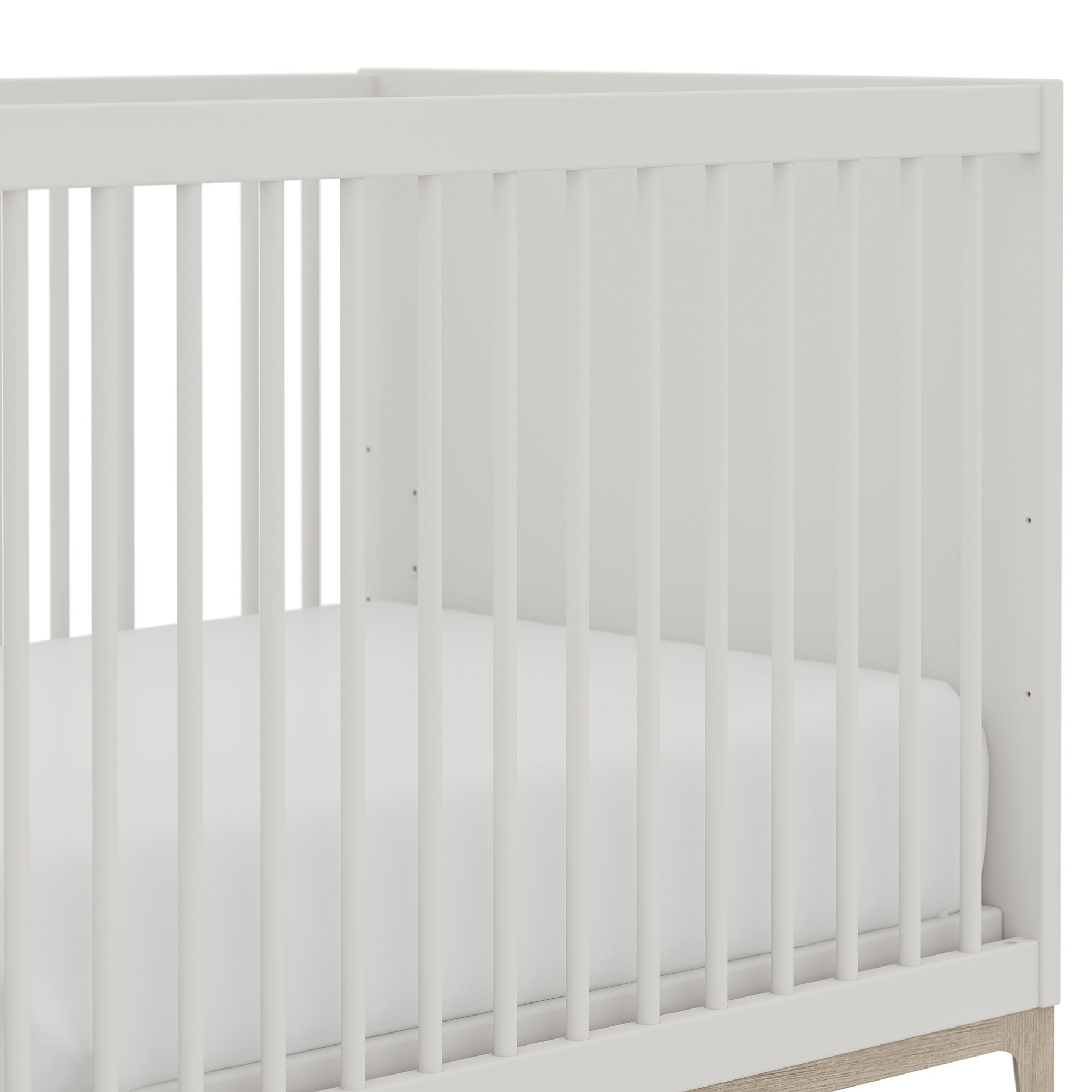 Weißes Babybett mit vertikalen Latten und einer weißen Matratze im Inneren.