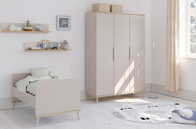 Minimalistisches Kinderzimmer mit beigen Möbeln, Spielzeug und einem großen Fenster.