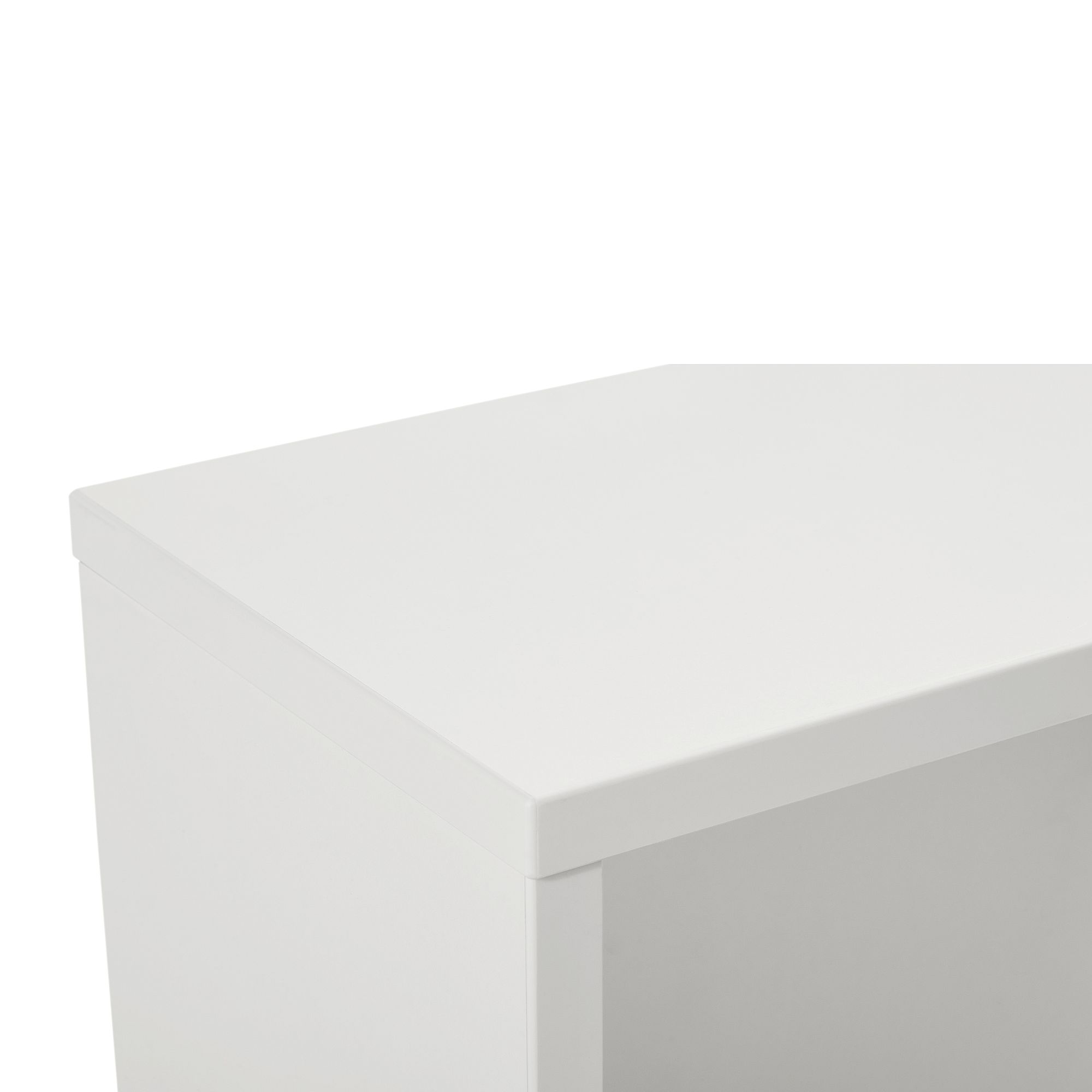 Nahaufnahme eines weißen Eckschreibtisches mit einfachem, modernem Design.