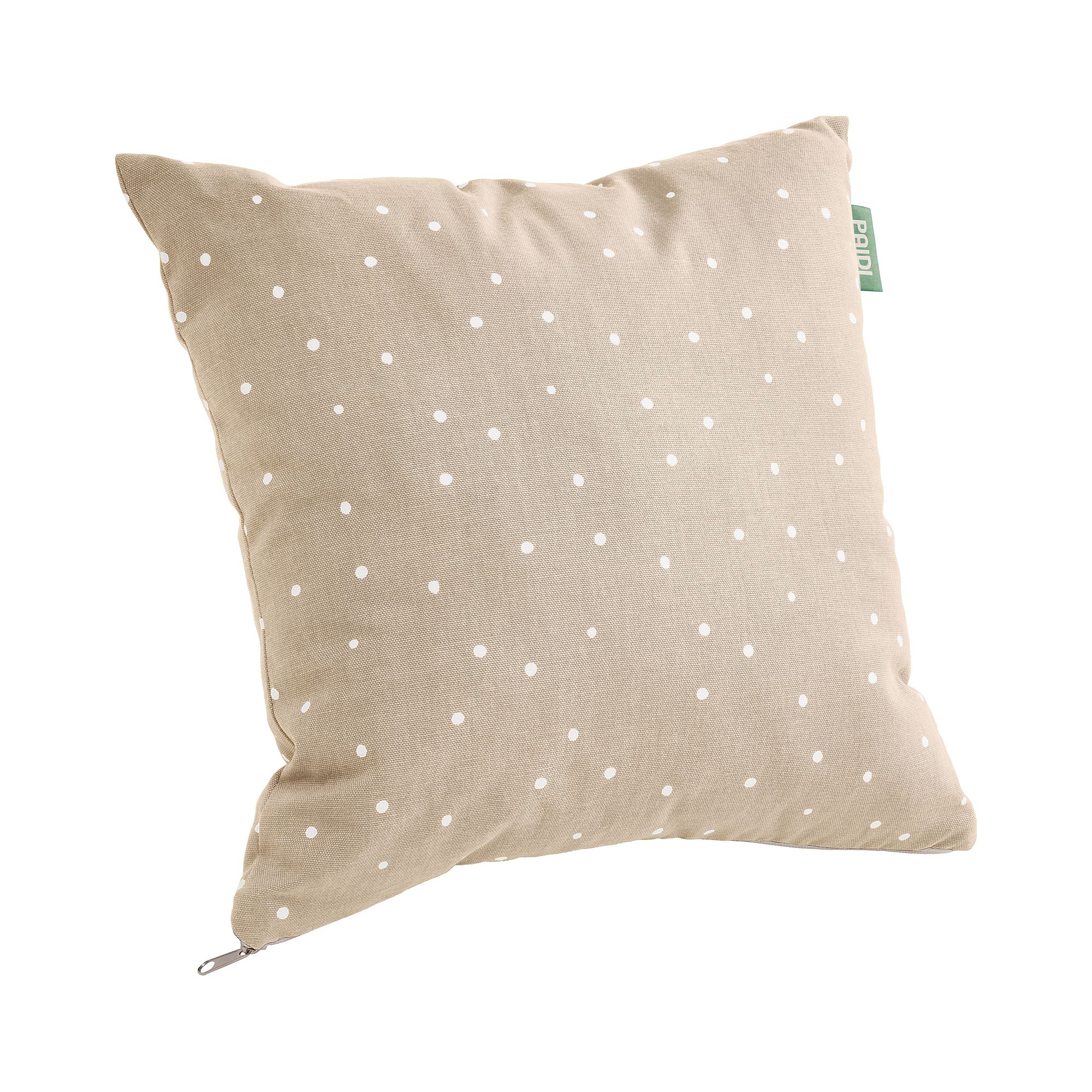 Hellbraunes quadratisches Kissen mit kleinen weißen Tupfen und einem grünen Anhänger an der Seite.