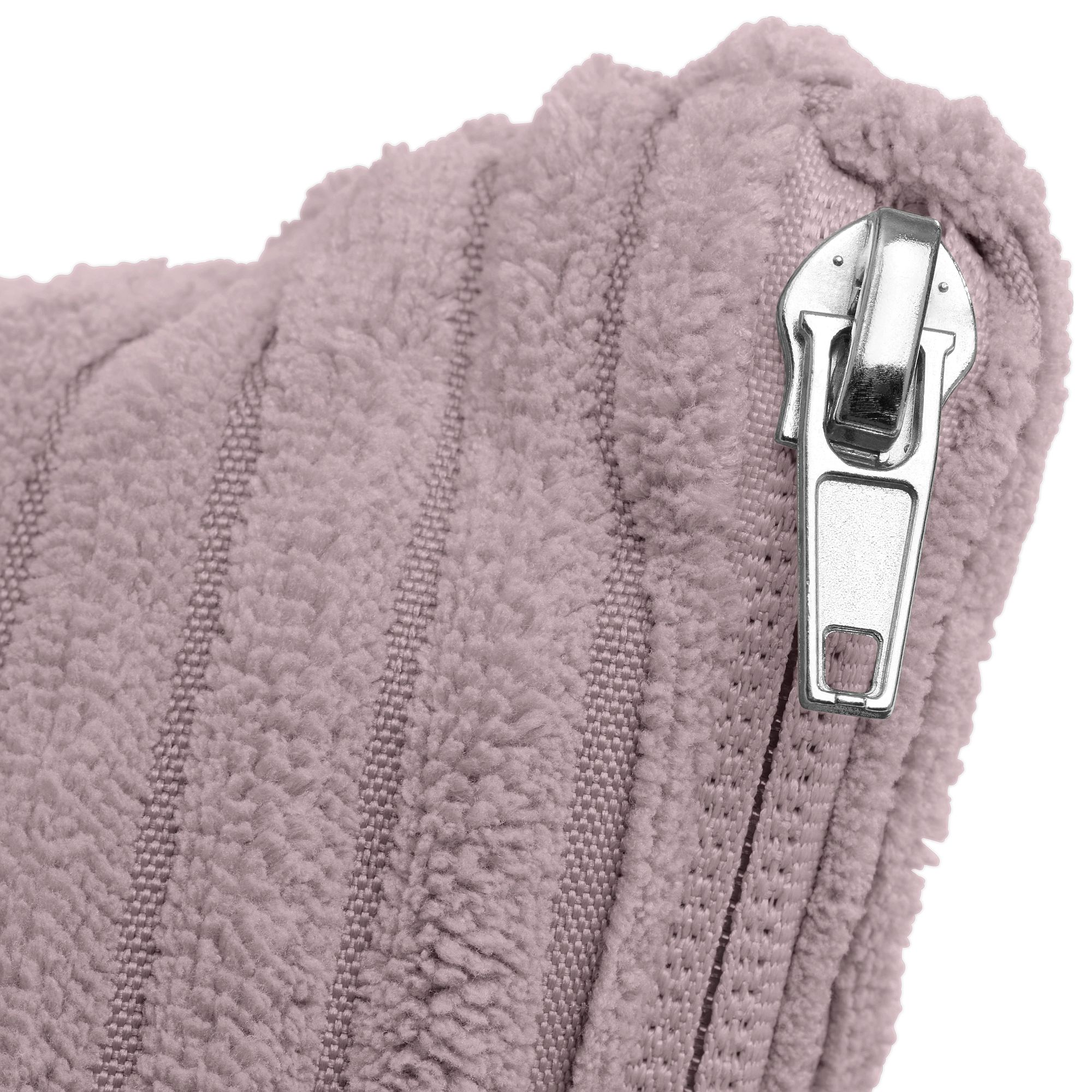 Nahaufnahme eines silbernen Reißverschlusses auf einem weichen, strukturierten, hellvioletten Stoff.