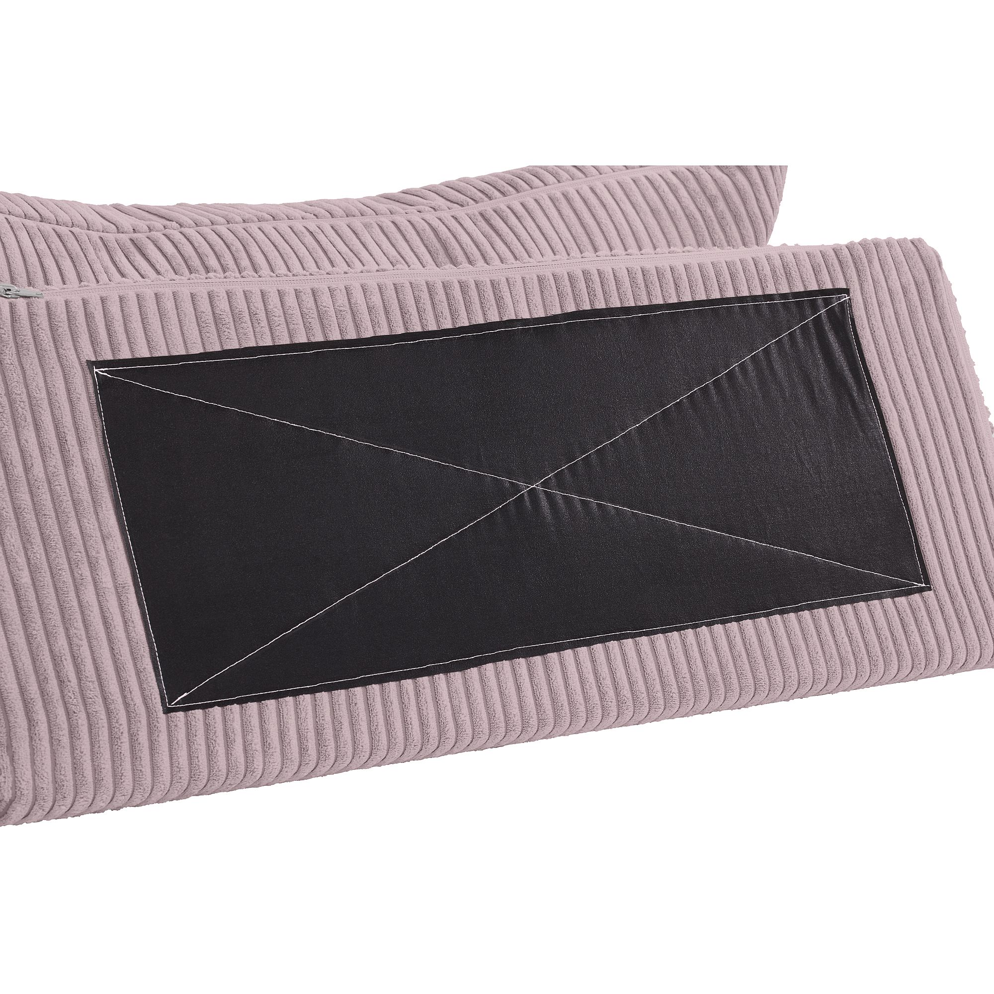 Rechteckiges geripptes Kissen mit einem schwarzen rechteckigen Aufnäher in der Mitte.