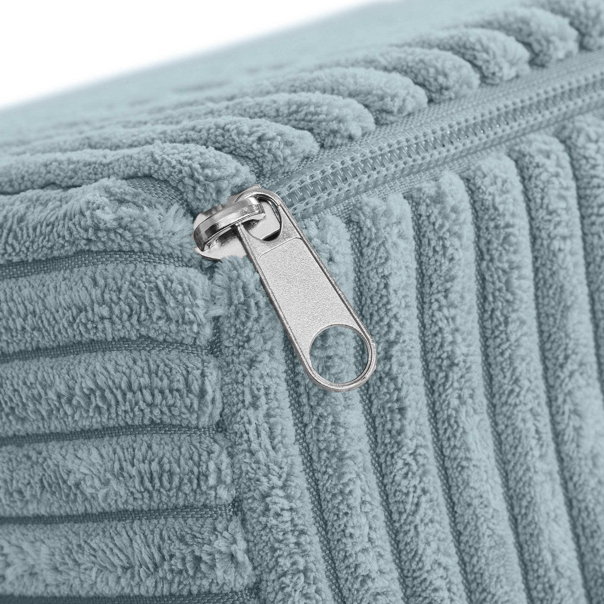 Nahaufnahme einer blauen Cordtasche mit Reißverschluss und silbernem Reißverschluss.