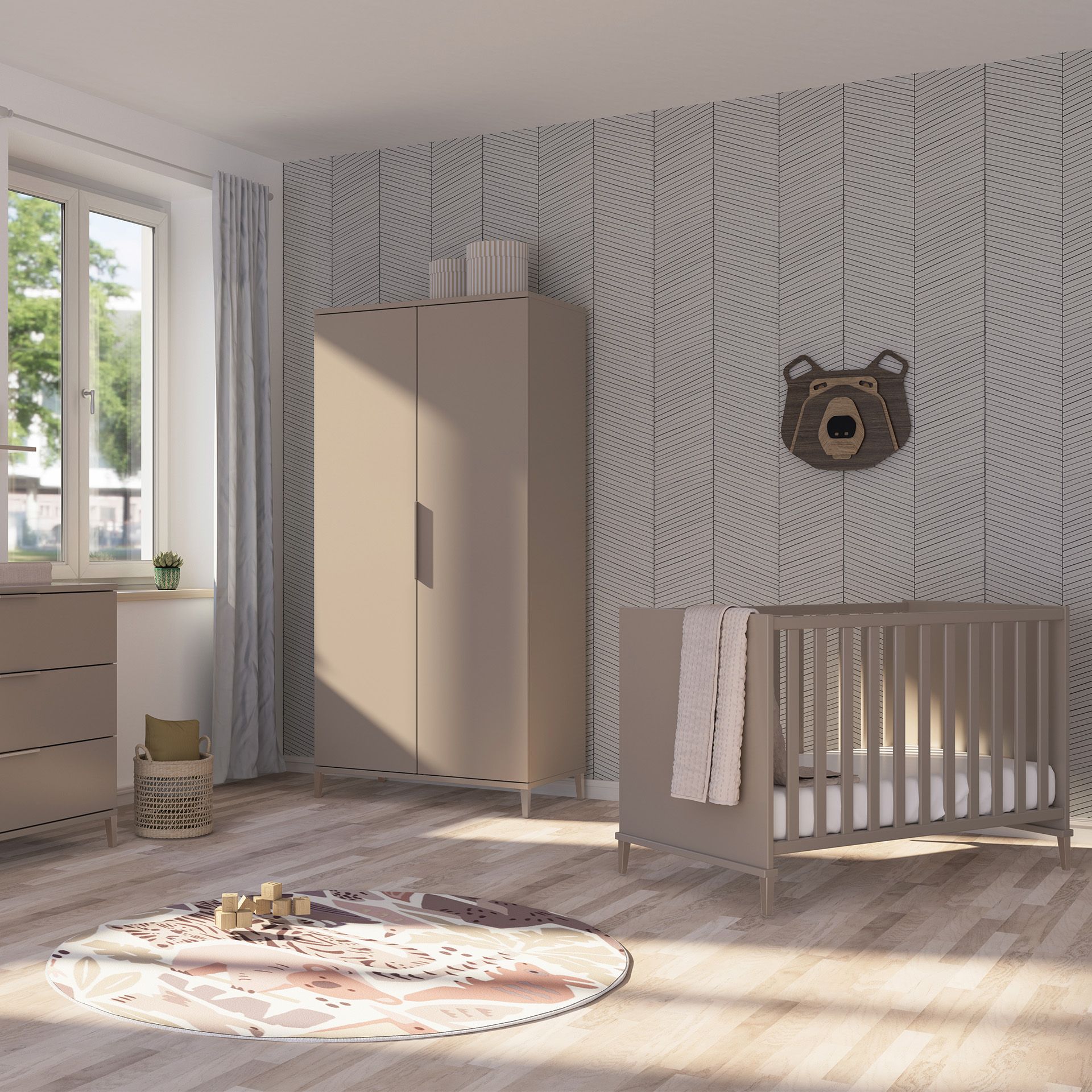 Modernes Kinderzimmer mit beigen Möbeln, Kinderbett, Kleiderschrank und Bärendekoration.