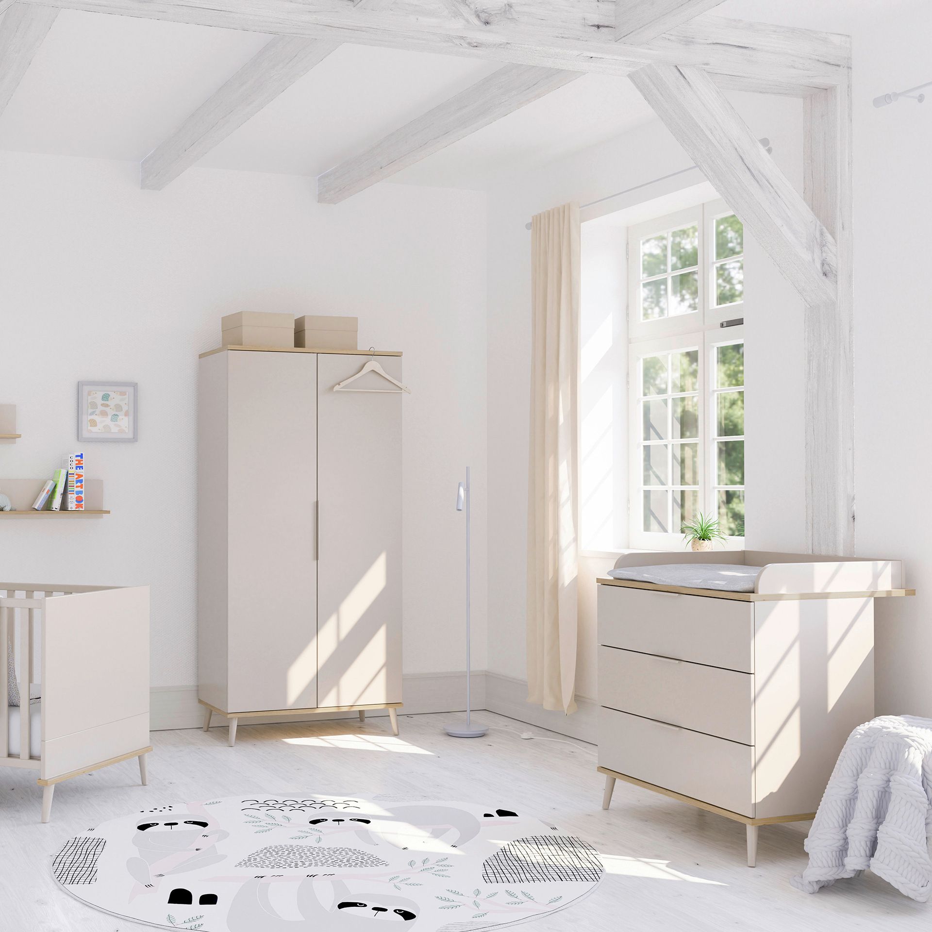 Helles, modernes Kinderzimmer mit weißen Möbeln, großem Fenster und Tierteppich.