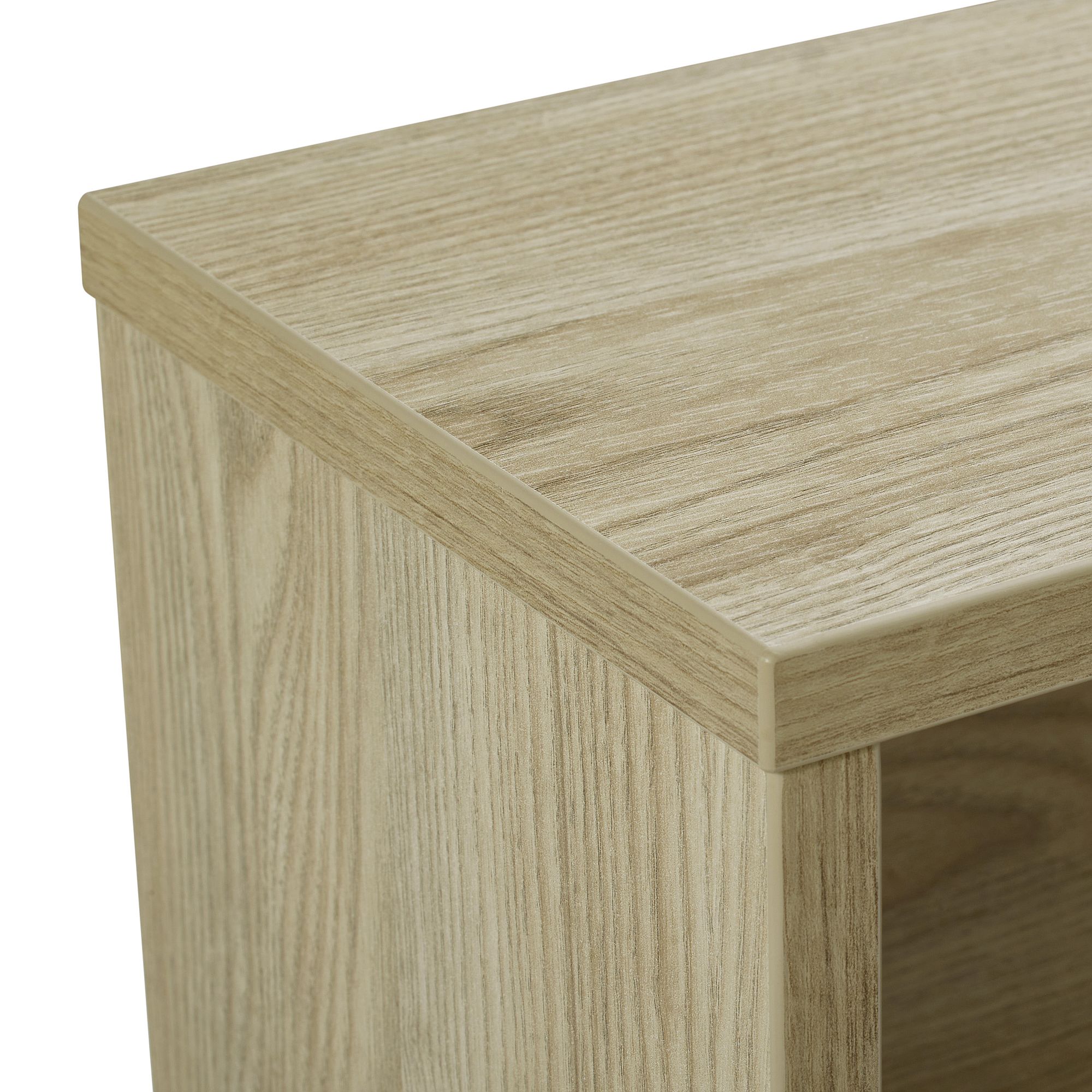 Nahaufnahme einer hellen Holztischecke mit sichtbarer Holzmaserung.
