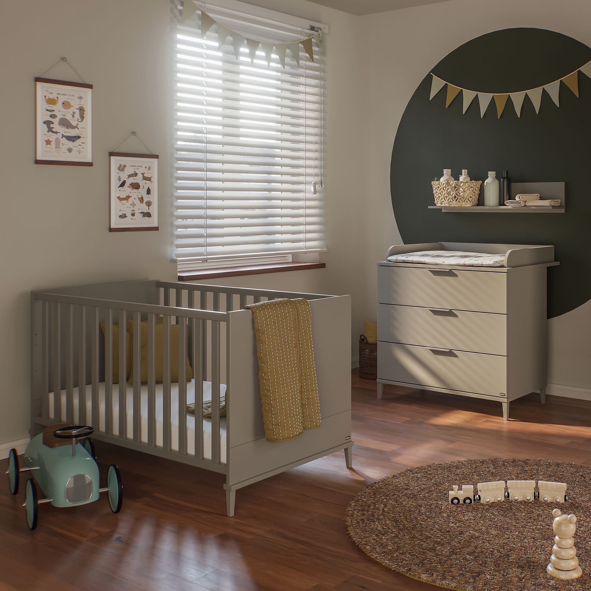 Neutrales Kinderzimmer mit Kinderbett, Kommode, Spielzeug und gelben Deko-Akzenten in weichem Licht.
