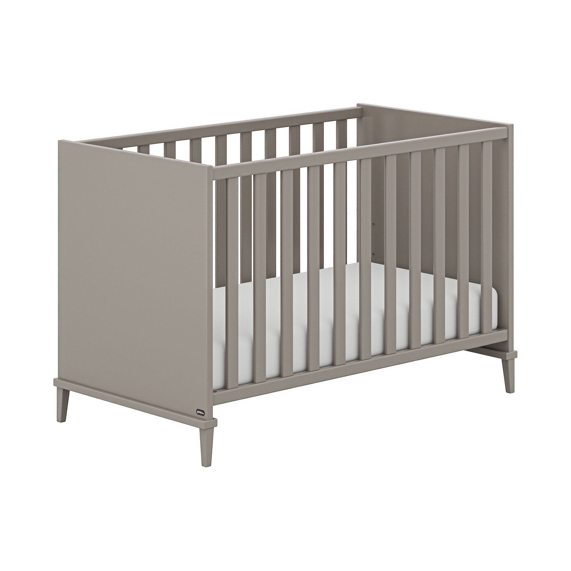 Graues Babybett mit Lattenrost und weißer Matratze, auf weißem Hintergrund.