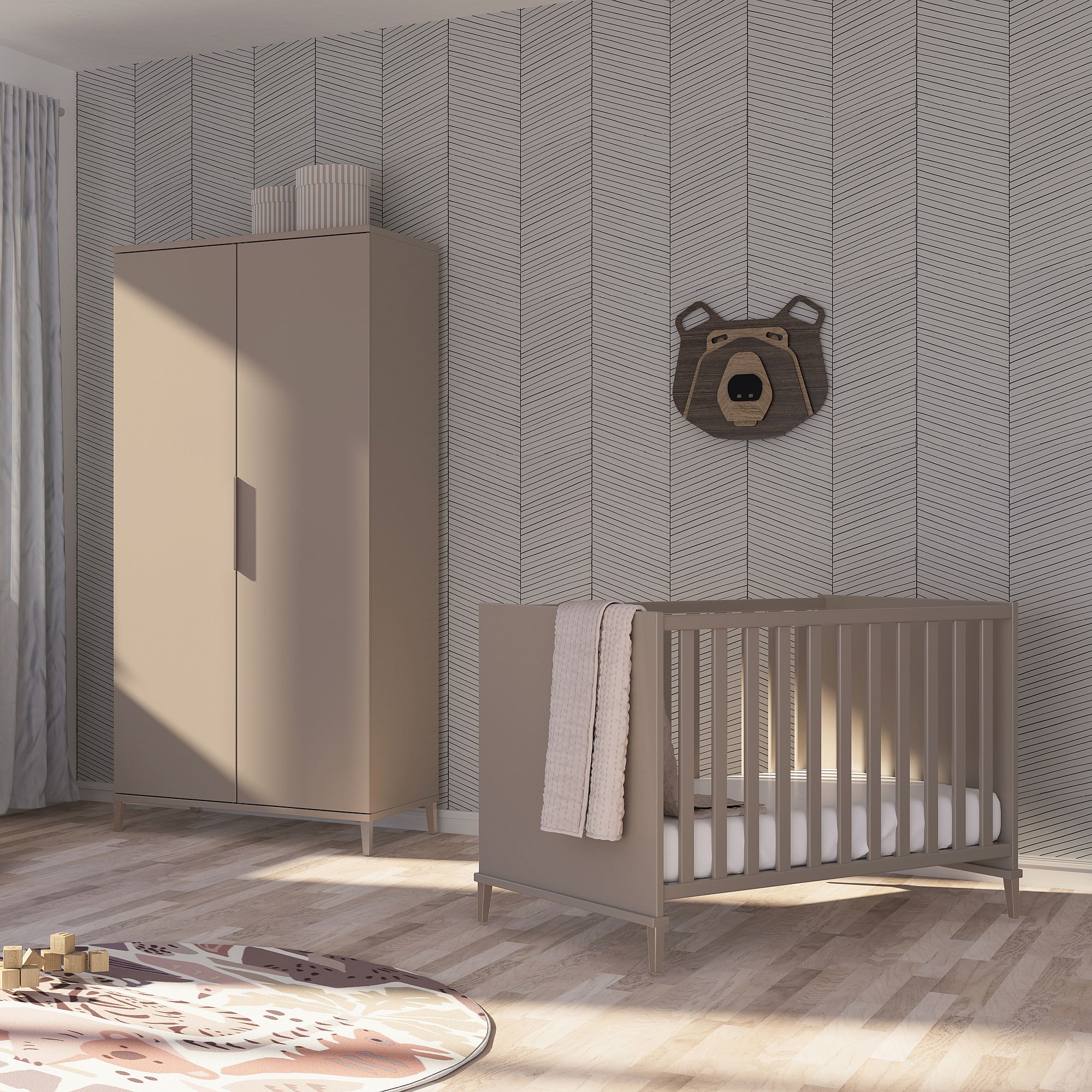 Minimalistisches Kinderzimmer mit taupefarbenem Kinderbett, Kleiderschrank und Bärendekor auf gemusterter Wand.