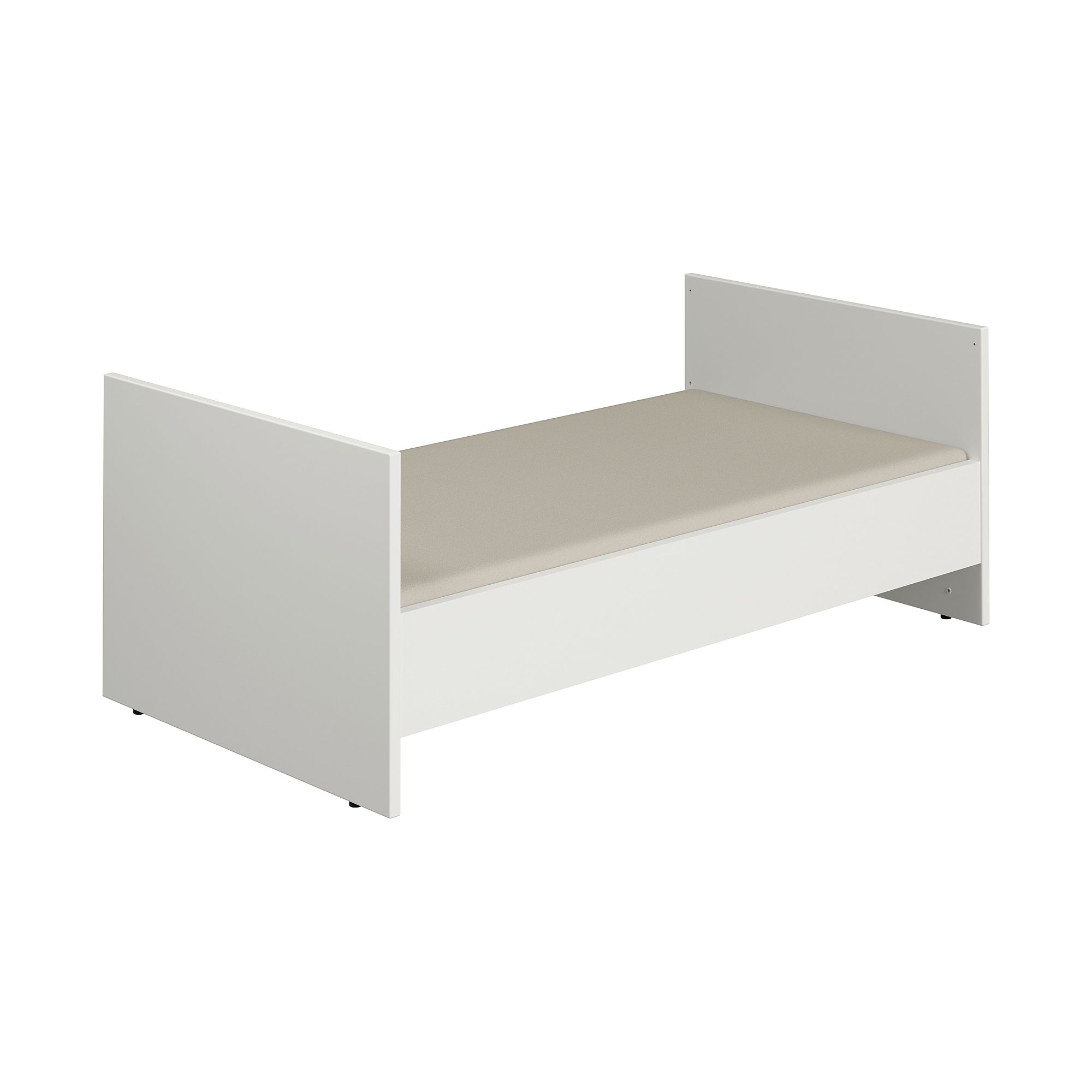Umbauseiten Lovely Aliv für Babybett 70 x 140 cm Minimalistisches weißes Einzelbett mit beiger Matratze, aus einem Winkel betrachtet.