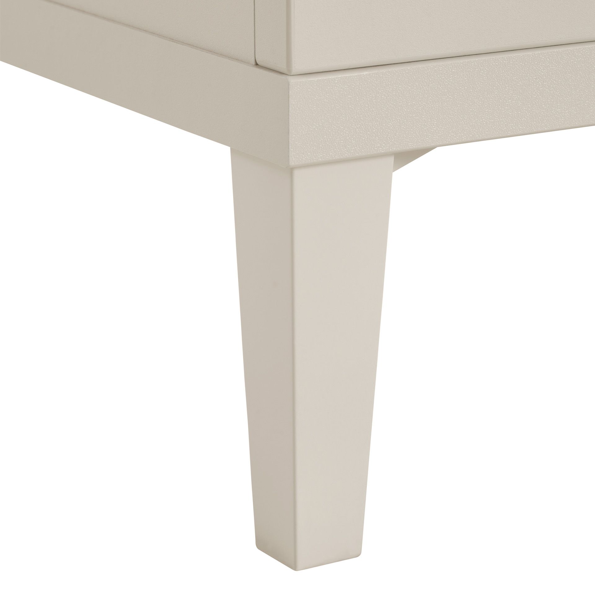 Nahaufnahme eines beigen Holzmöbelbeins mit einem einfachen, modernen Design.