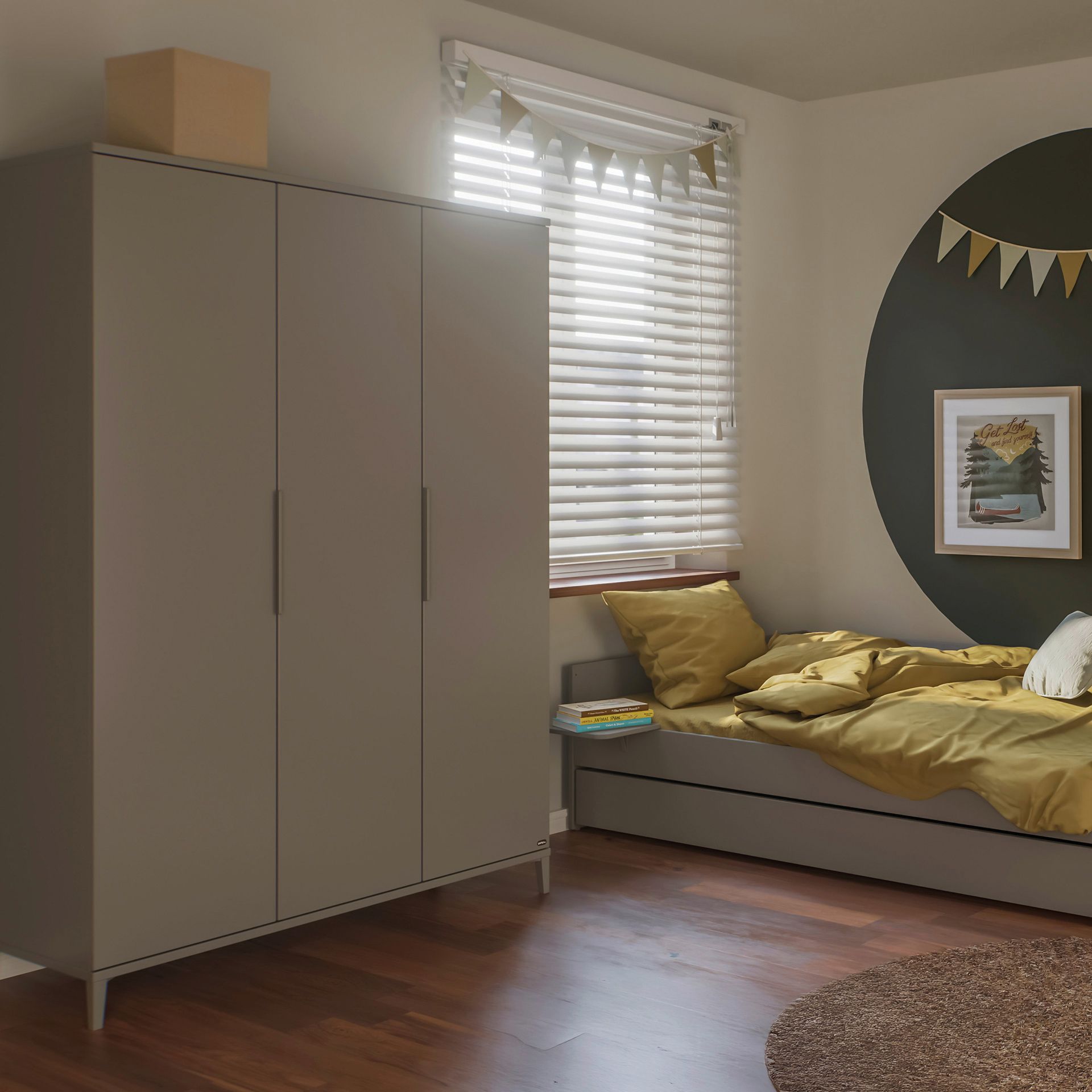 Gemütliches Schlafzimmer mit Bett, Kleiderschrank, Jalousien und gelber Bettwäsche.