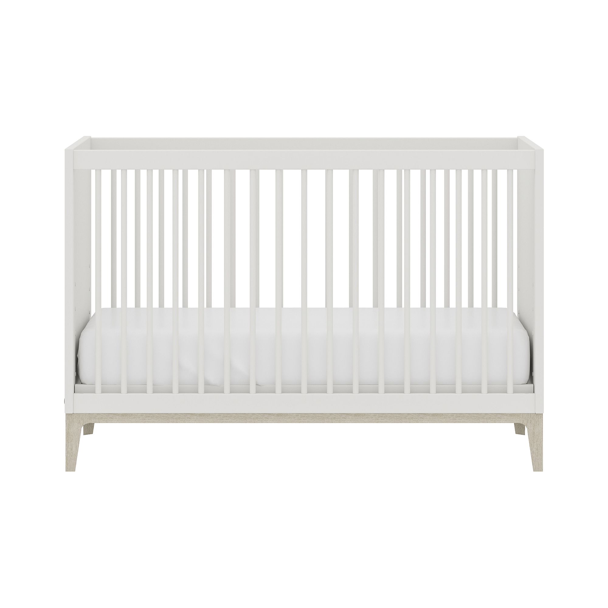 Weißes Babybett mit vertikalen Latten und einer weißen Matratze, von vorne gesehen.