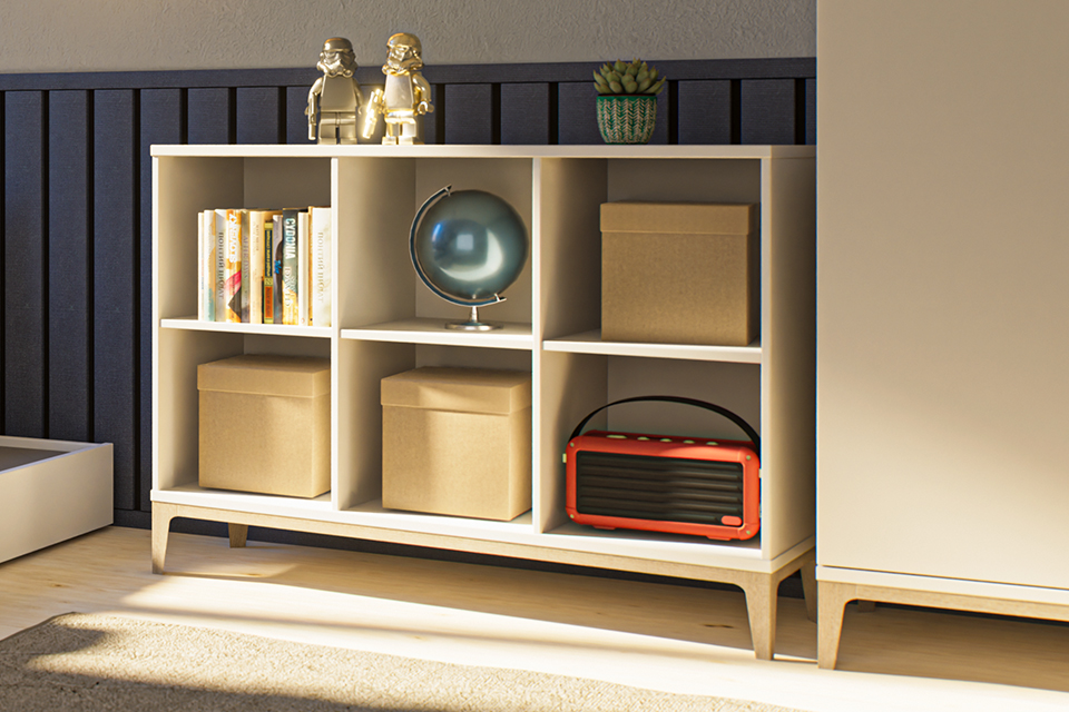 Weißes Regal mit Büchern, Globus, Kartons, einer Pflanze und einem roten Radio.