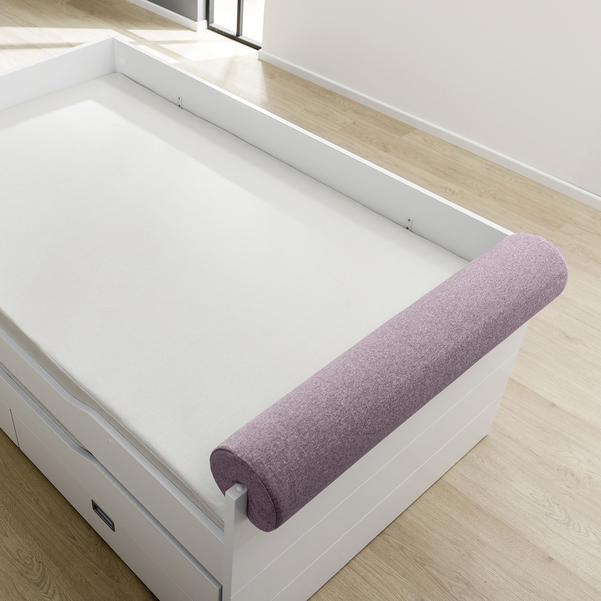 Comfort-Rolle 115 x Ø 20 cm, Mikrofaser Dunkelrosa Ein weißes Bett mit einem hellvioletten zylindrischen Kissen am Kopfende.