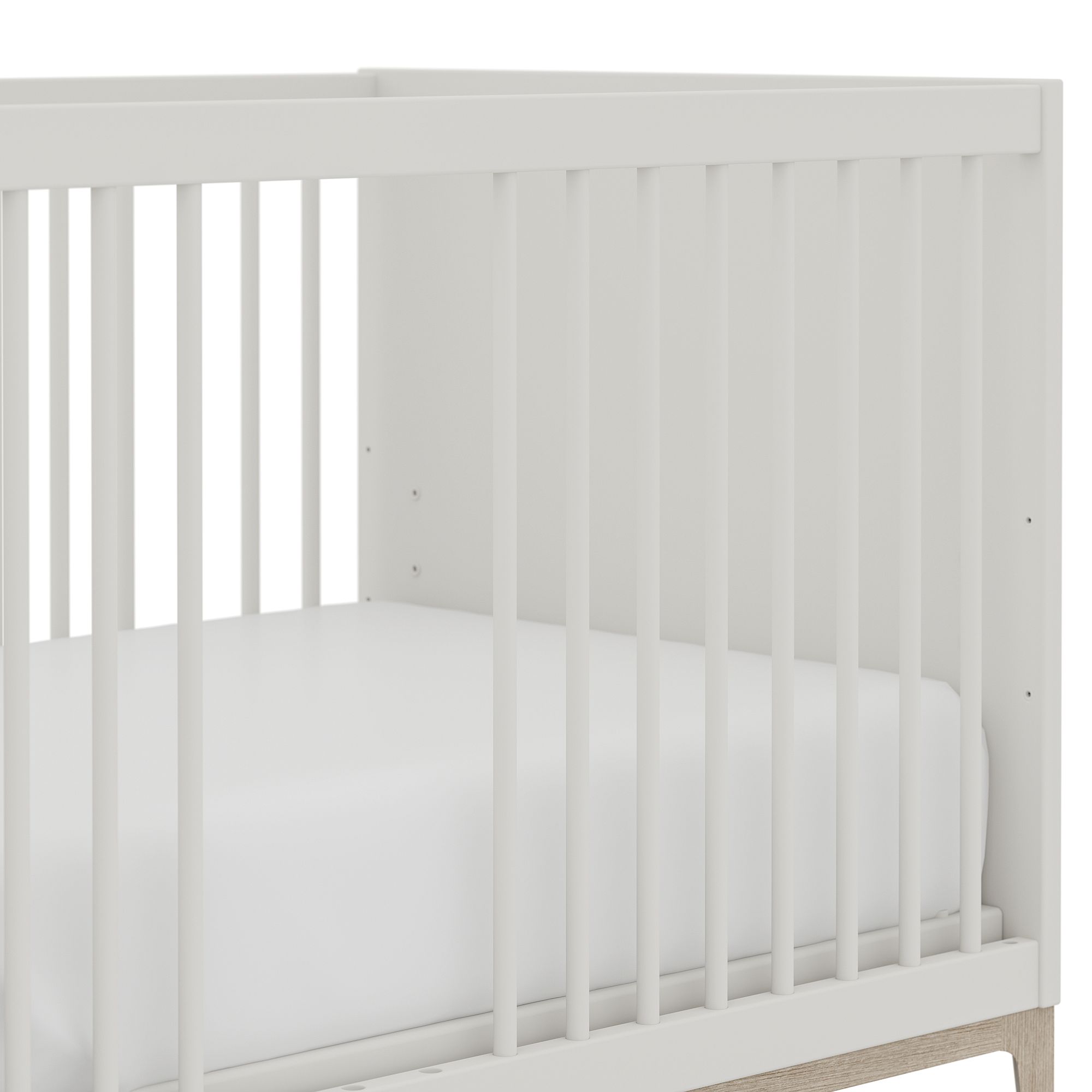 Weißes Kinderbett mit vertikalen Latten und einer weißen Matratze in minimalem Design.