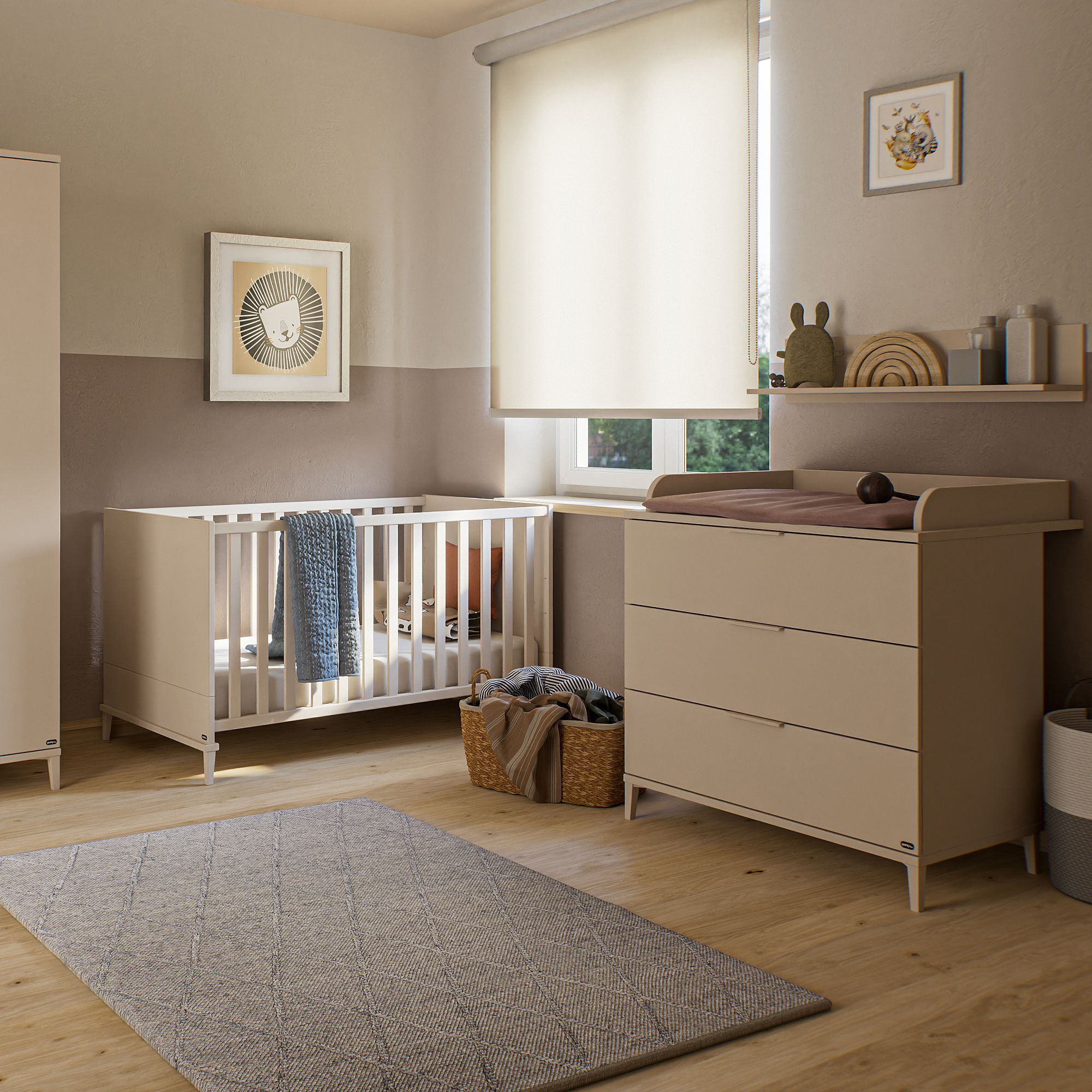 Modernes beiges Kinderzimmer mit Kinderbett, Wickeltisch und dekorativer Wandgestaltung.