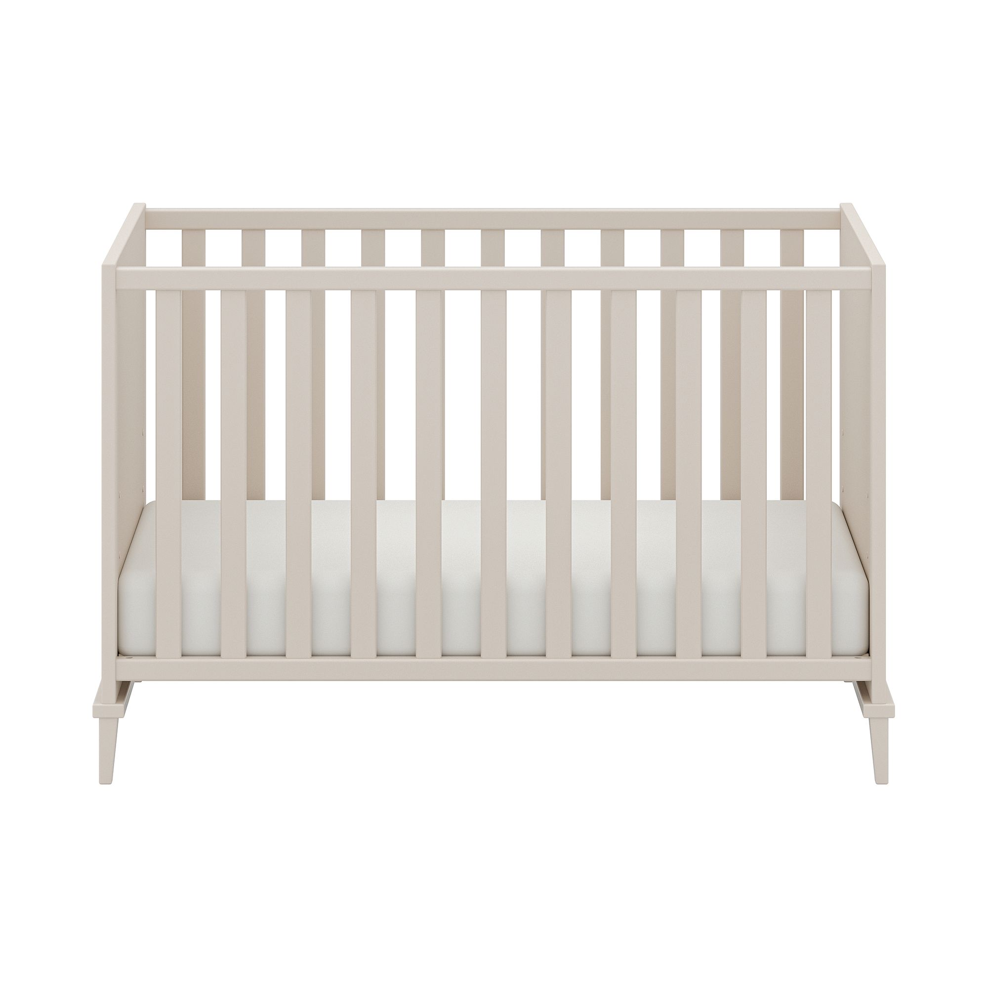 Ein beigefarbenes Holz-Babybett mit weißer Matratze, von vorne gesehen.