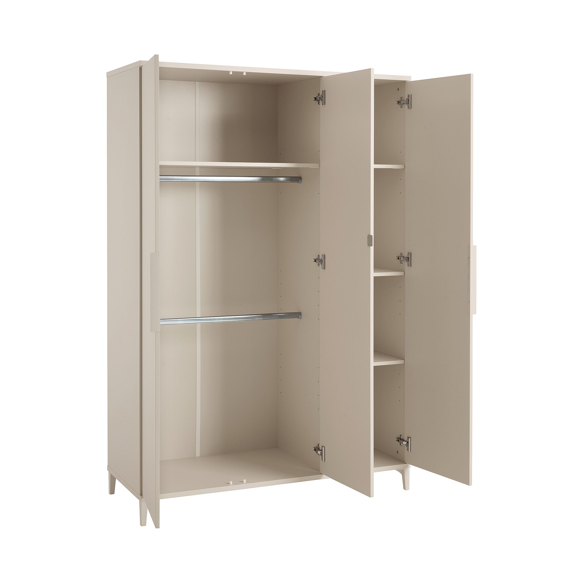 Beigefarbener Kleiderschrank mit offenen Türen, Hängestangen und innen sichtbaren Einlegeböden.