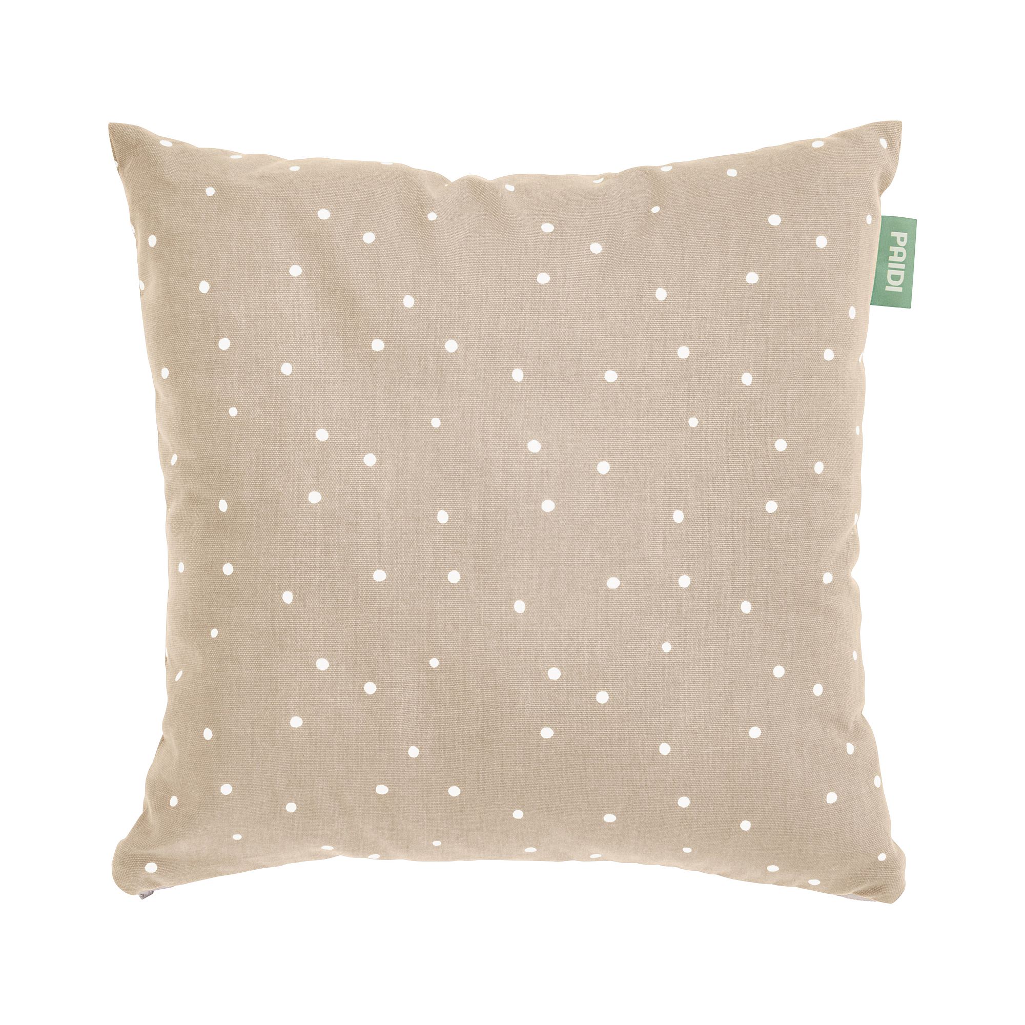Beigefarbenes quadratisches Kissen mit kleinen weißen Tupfen und einem grünen Stoffanhänger.
