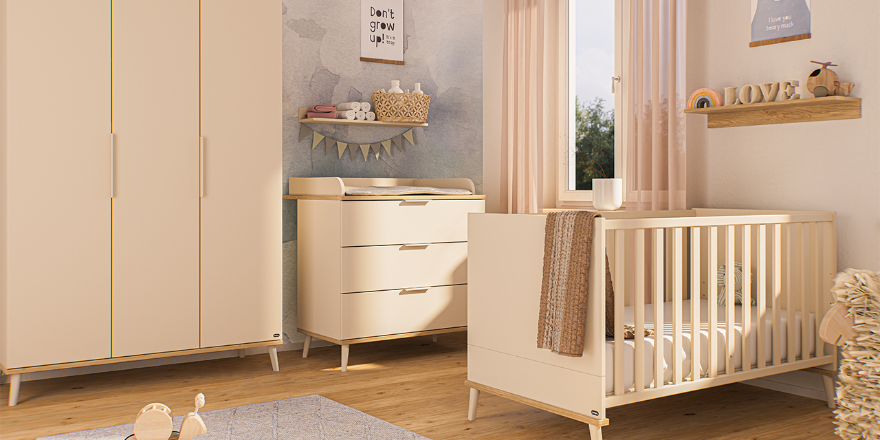 Ein gemütliches beiges Kinderzimmer mit Kinderbett, Kleiderschrank und Wickeltisch am Fenster.