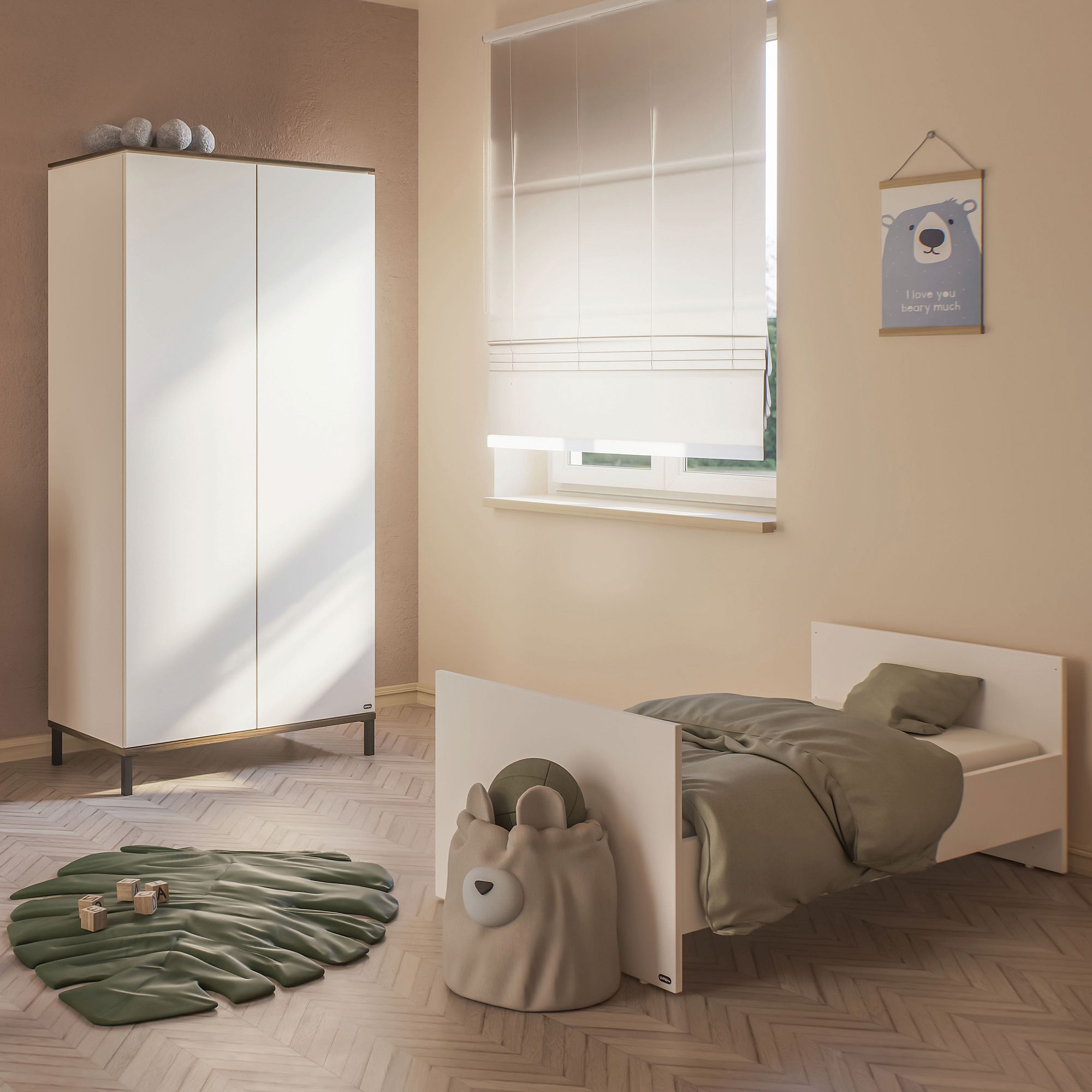 Minimalistisches Kinderzimmer mit Bett, Kleiderschrank, Bärentasche und Blätterteppich.