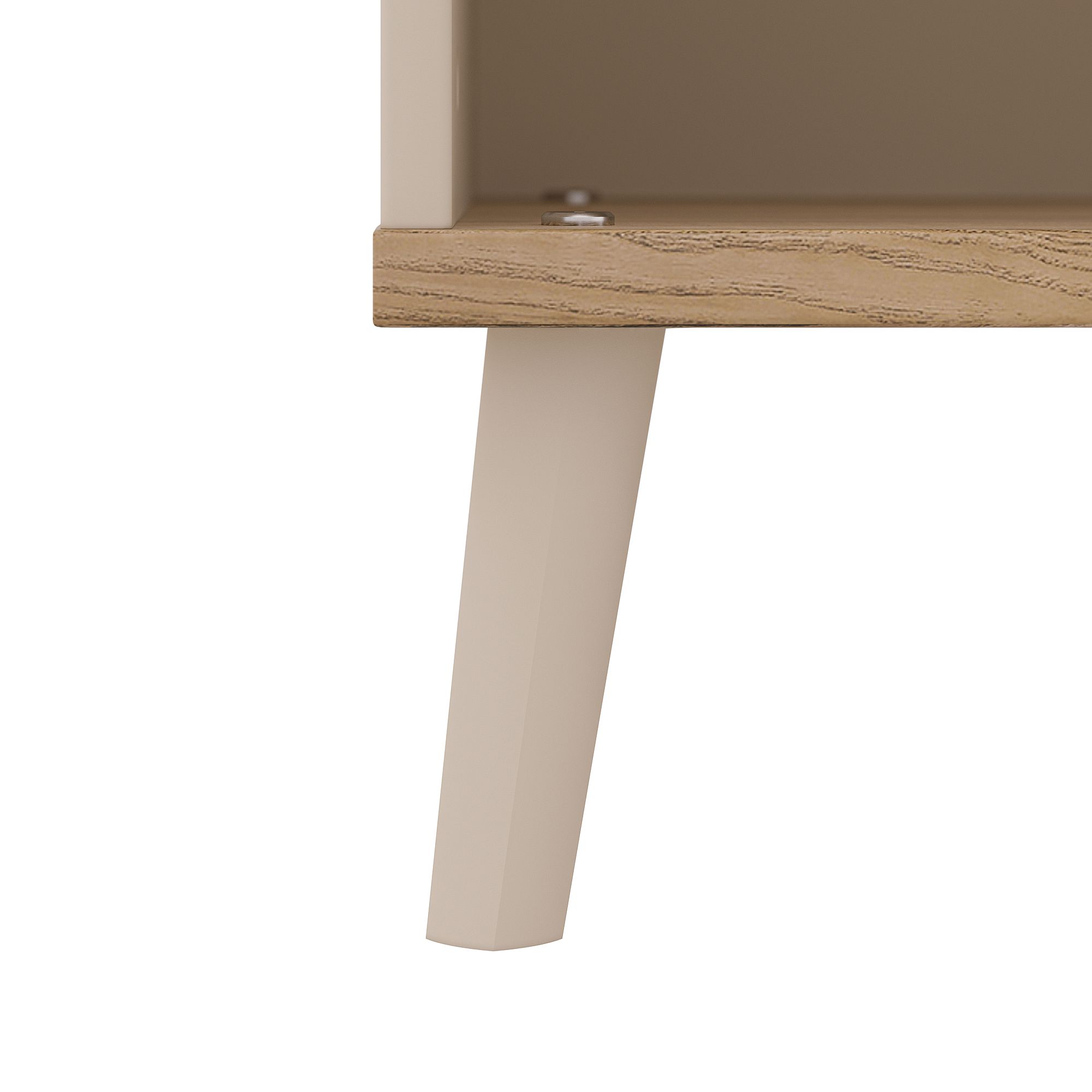 Nahaufnahme eines Holzmöbelbeins, das an einem hellbraunen Regal oder Schrank befestigt ist.