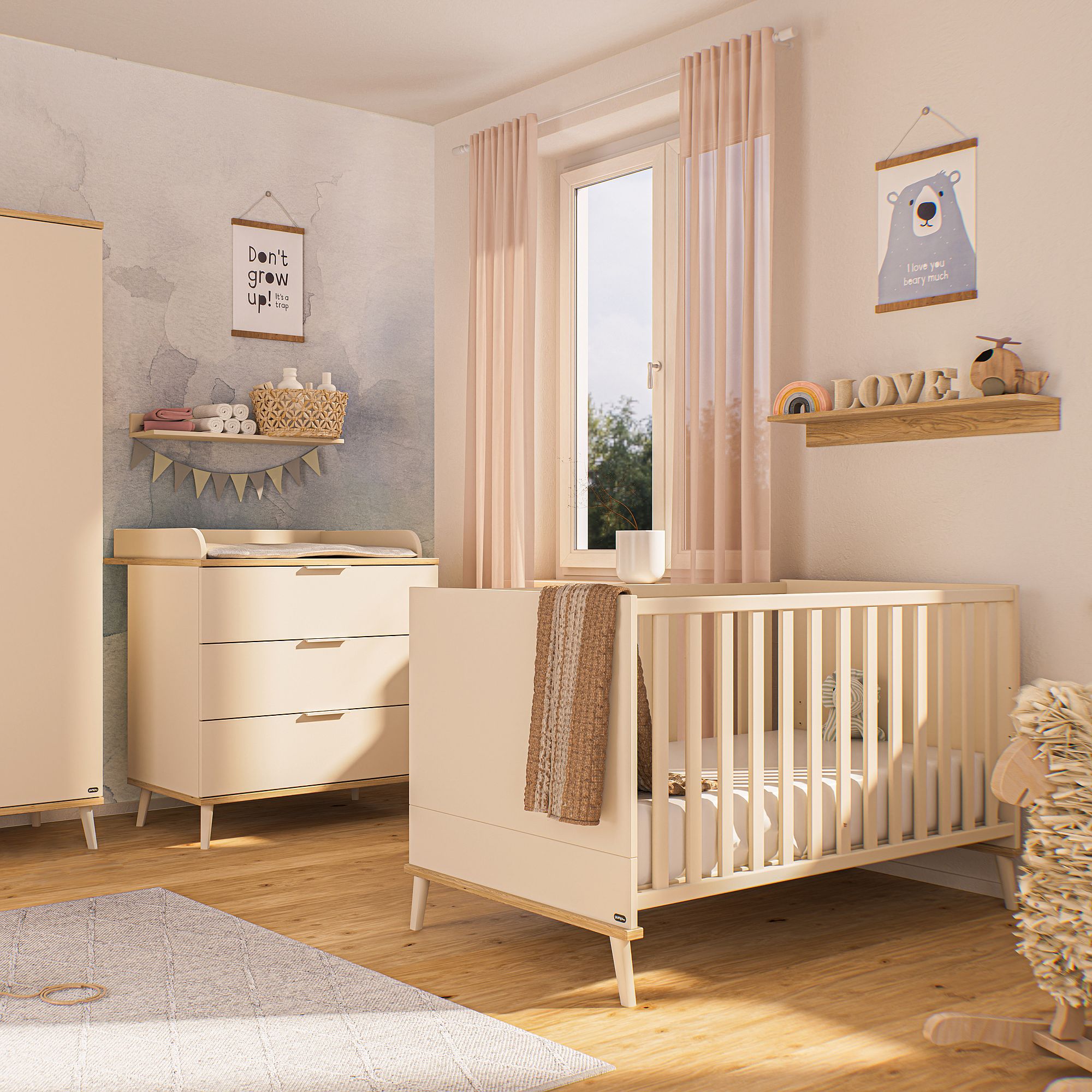 Ein gemütliches, lichtdurchflutetes Kinderzimmer mit einem Kinderbett, einer Kommode und einem weichen, neutralen Dekor.