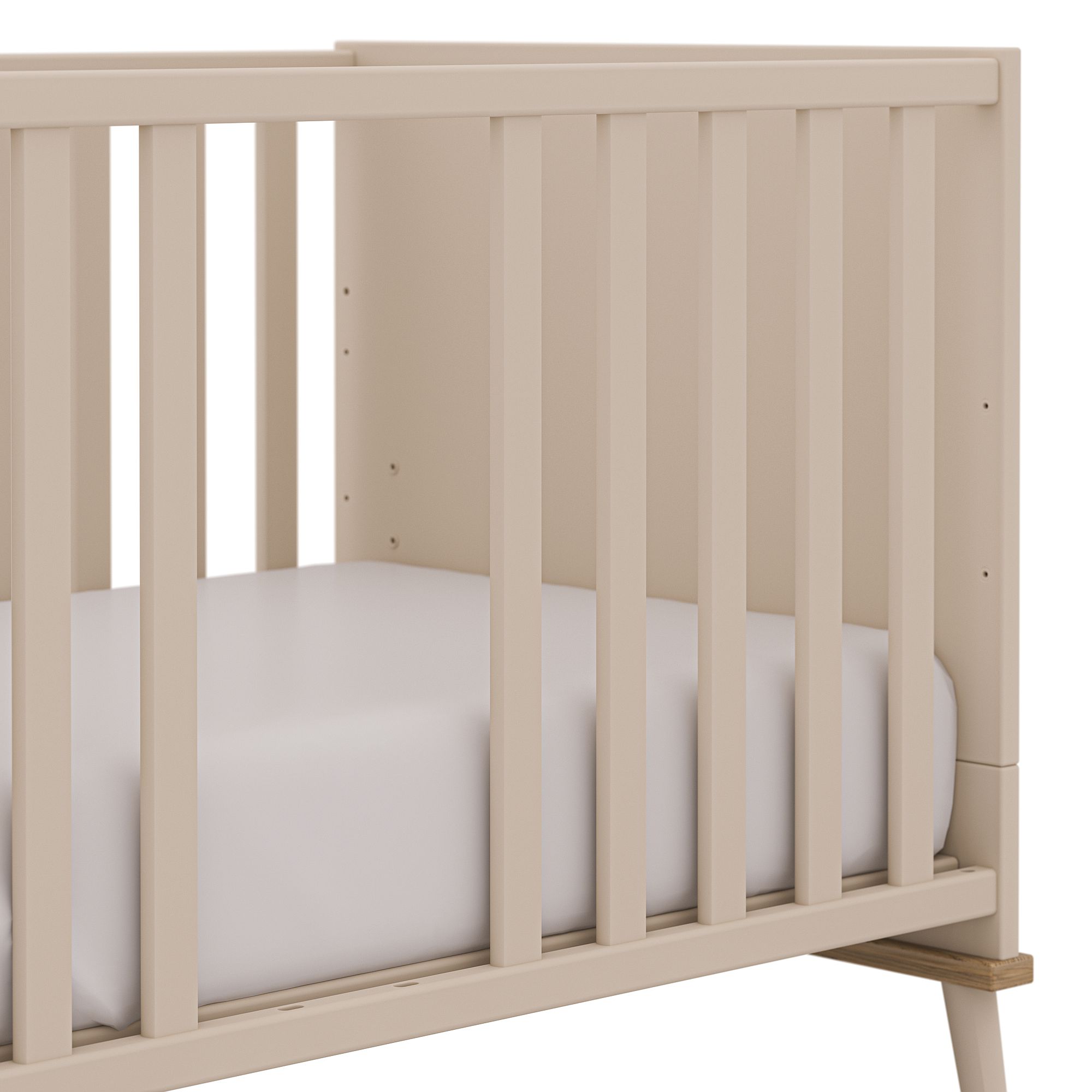 Beigefarbenes Holzbett mit vertikalen Latten und einer weißen Matratze im Inneren.