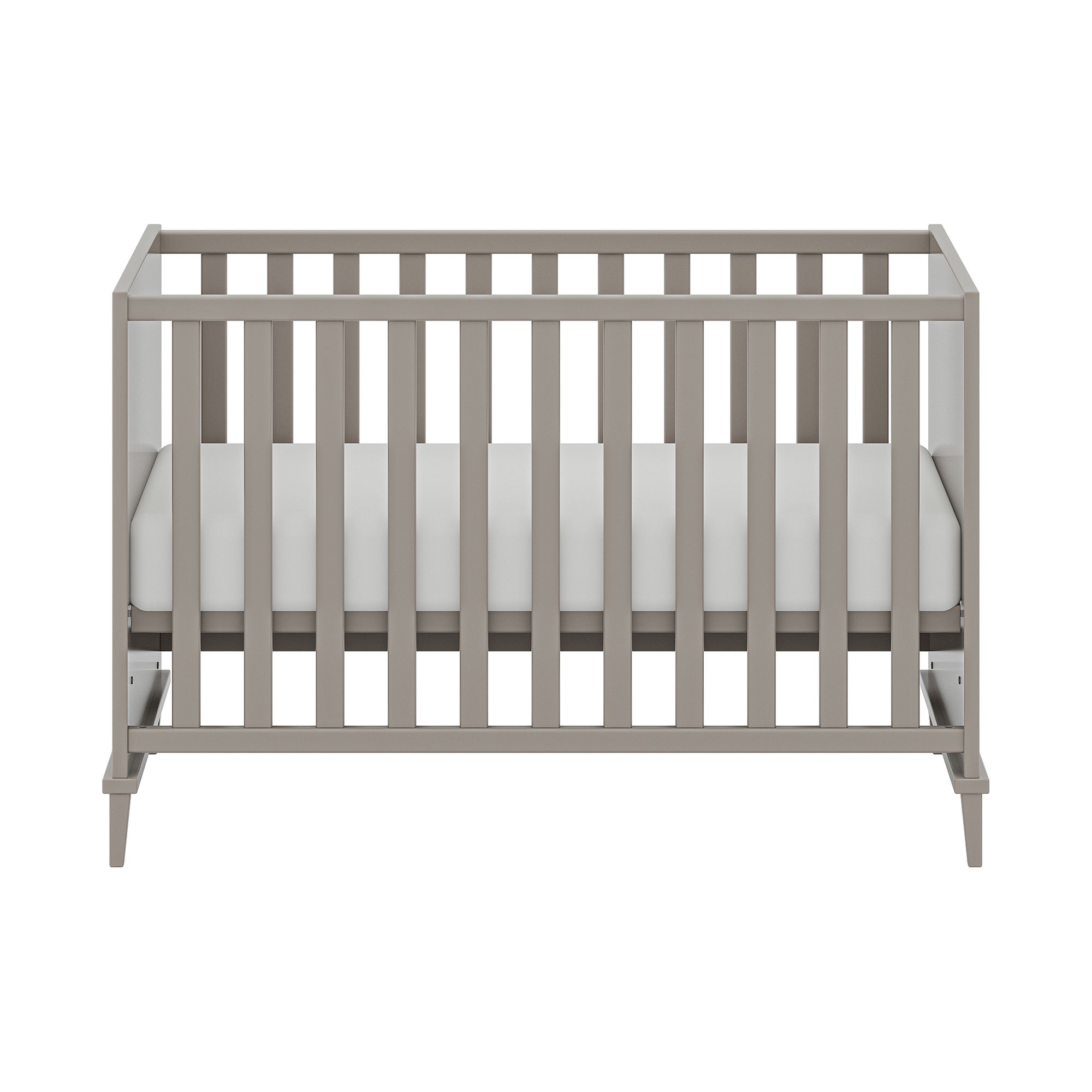 Graues Holzbabybett mit weißer Matratze, von vorne gesehen.