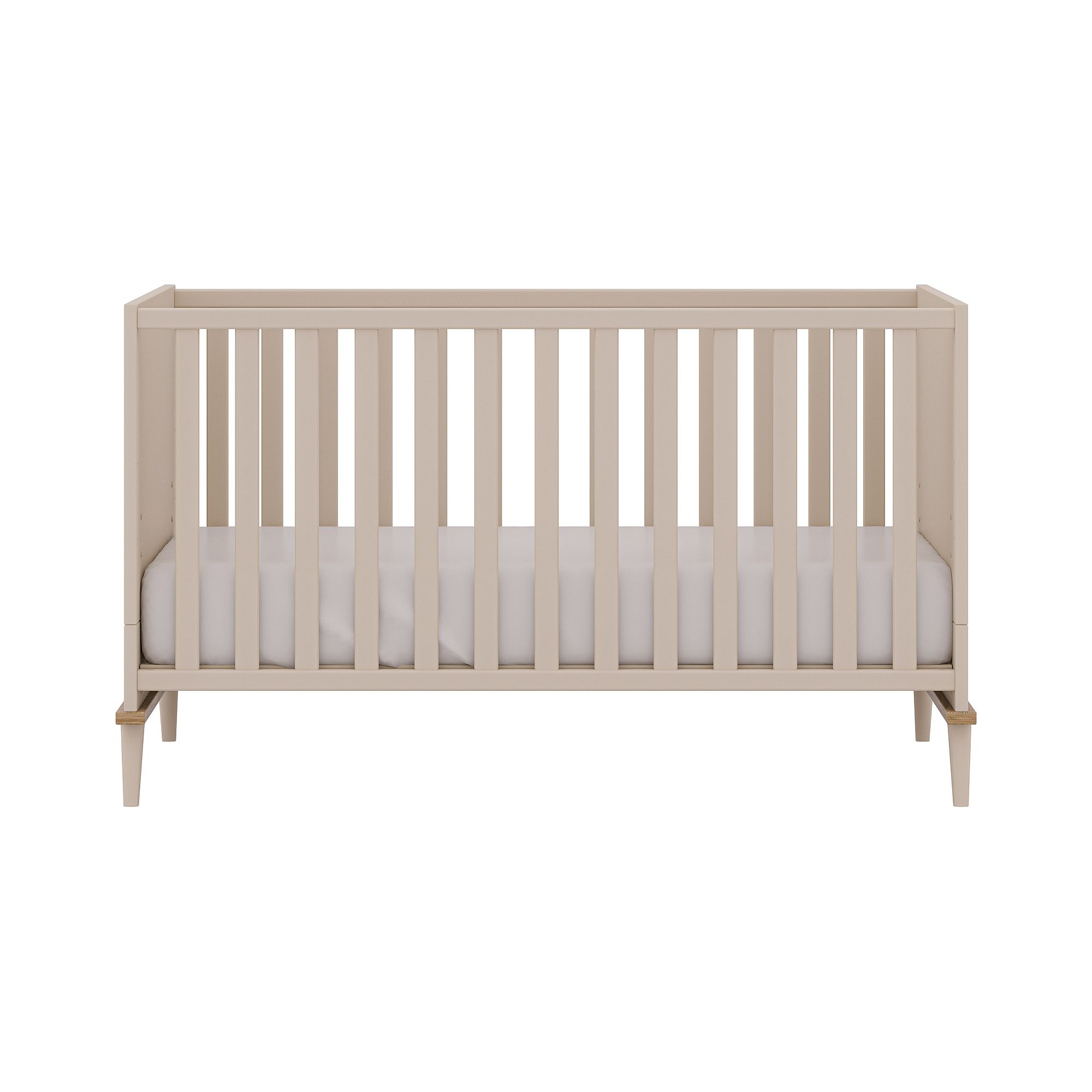 Ein beigefarbenes Babybett aus Holz mit vertikalen Latten und einer weißen Matratze.