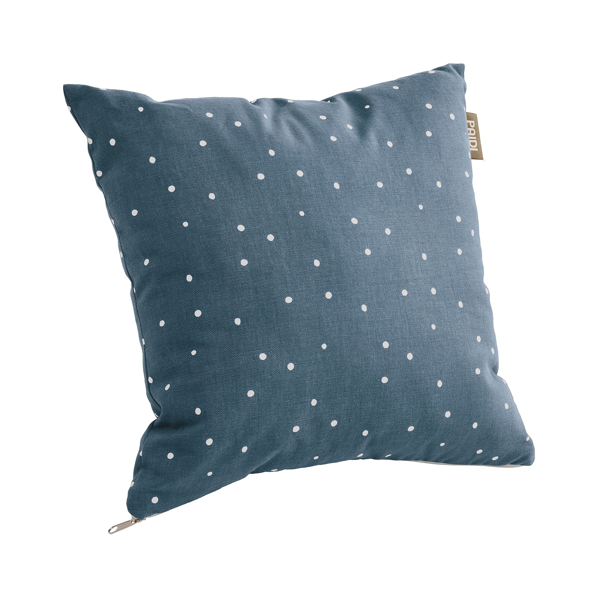 Blaues quadratisches Kissen mit weißen Tupfen und einem kleinen Stoffanhänger an der Seite.