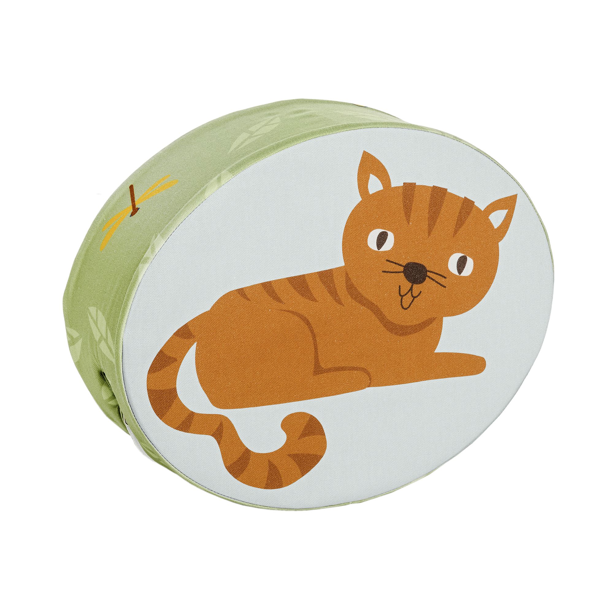 Steckkissen Baumwolle, Motiv "Petersilienweg 8", 35 x 28 x 12 cm, Katze Minzie Rundes Kissen mit einer orangefarbenen Cartoon-Katze auf hellem Hintergrund und grünen Seiten.