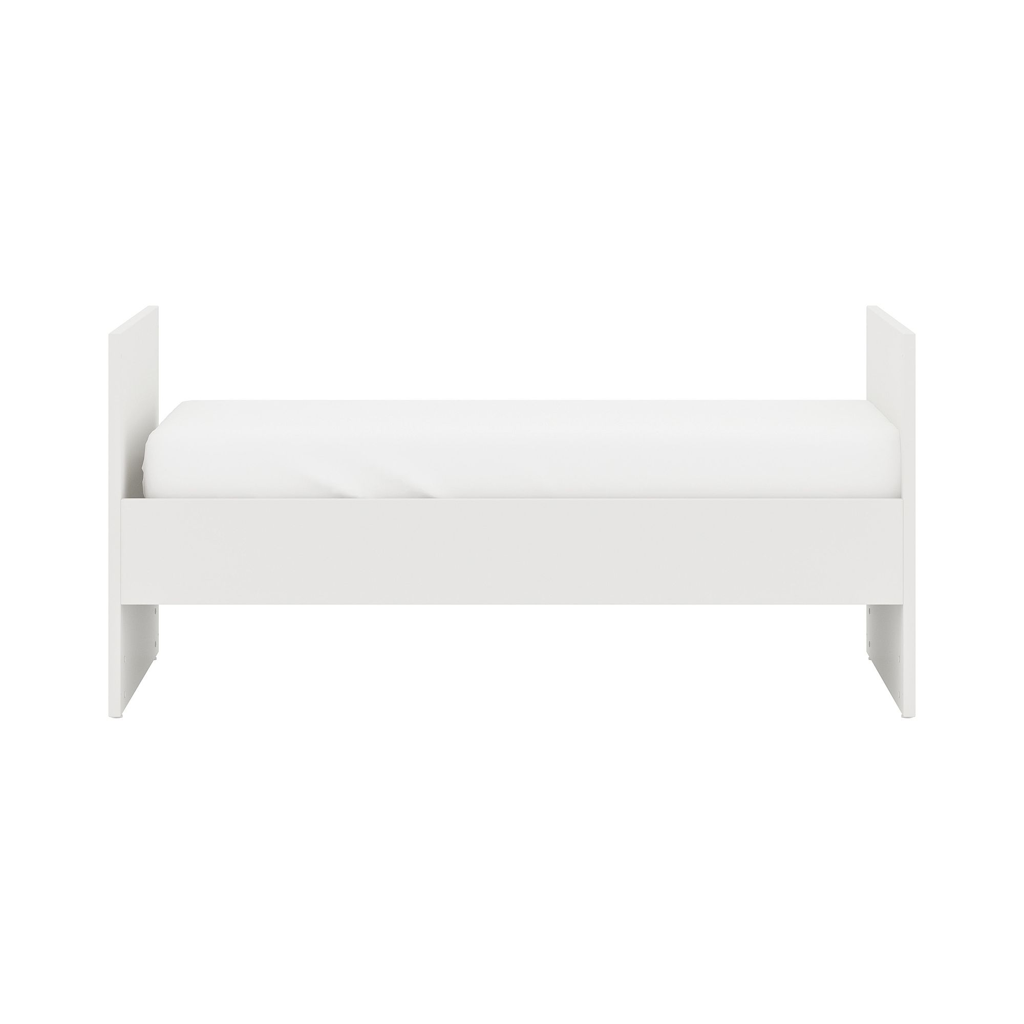Minimalistisches weißes Einzelbett mit einer Matratze, von vorne auf weißem Hintergrund dargestellt.