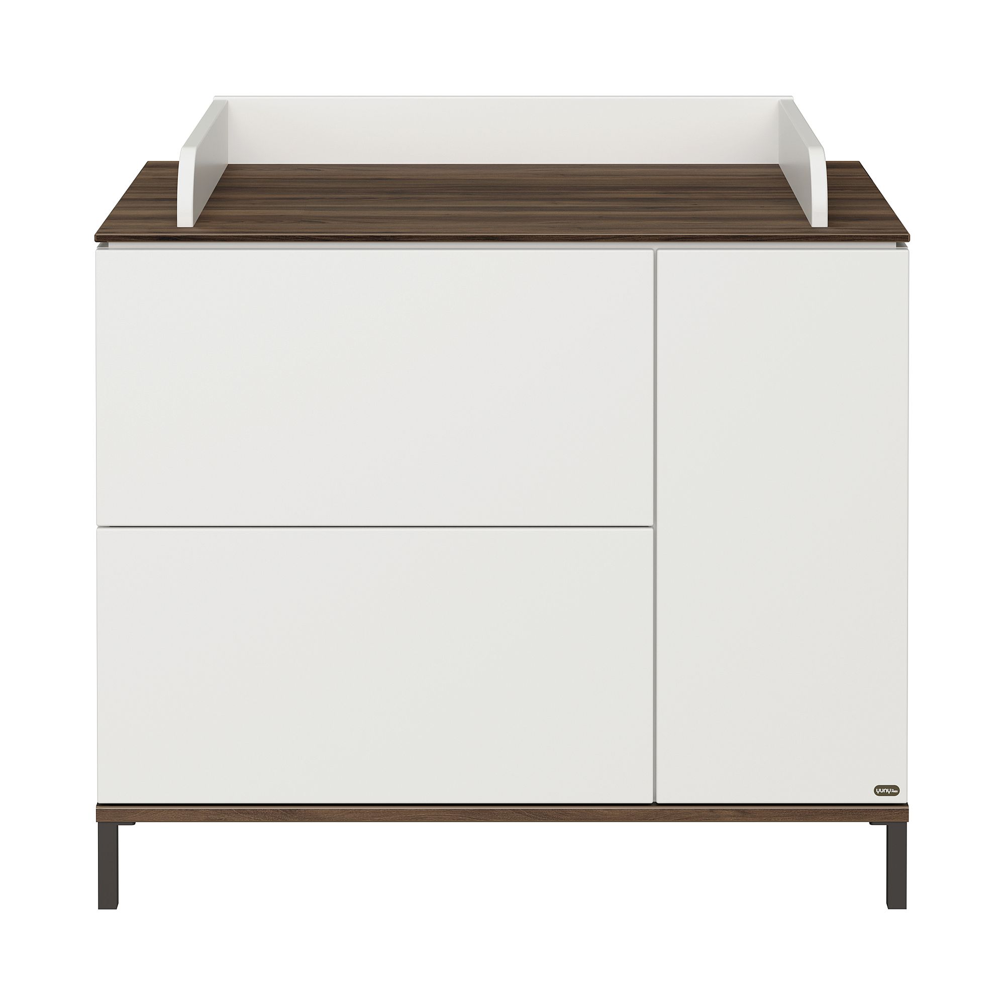 Wickelkommode Lovely Aliv 2 Schubladen, 1 Türe Weiß-brauner Schrank mit zwei Schubladen und einer Tür, auf kurzen Beinen stehend.