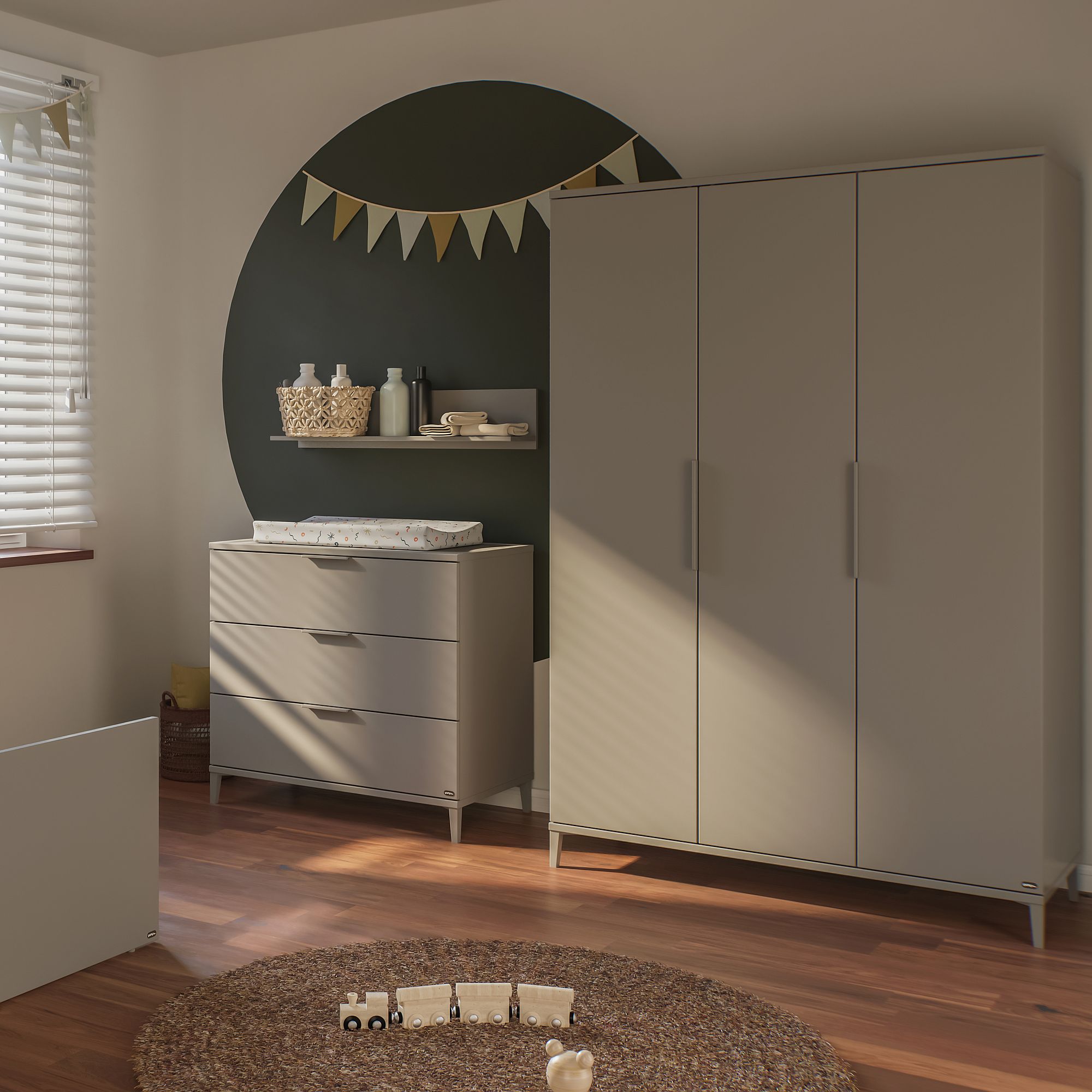 Modernes Kinderzimmer mit grauen Möbeln, einem Wickeltisch und einem dekorativen Wandbanner.