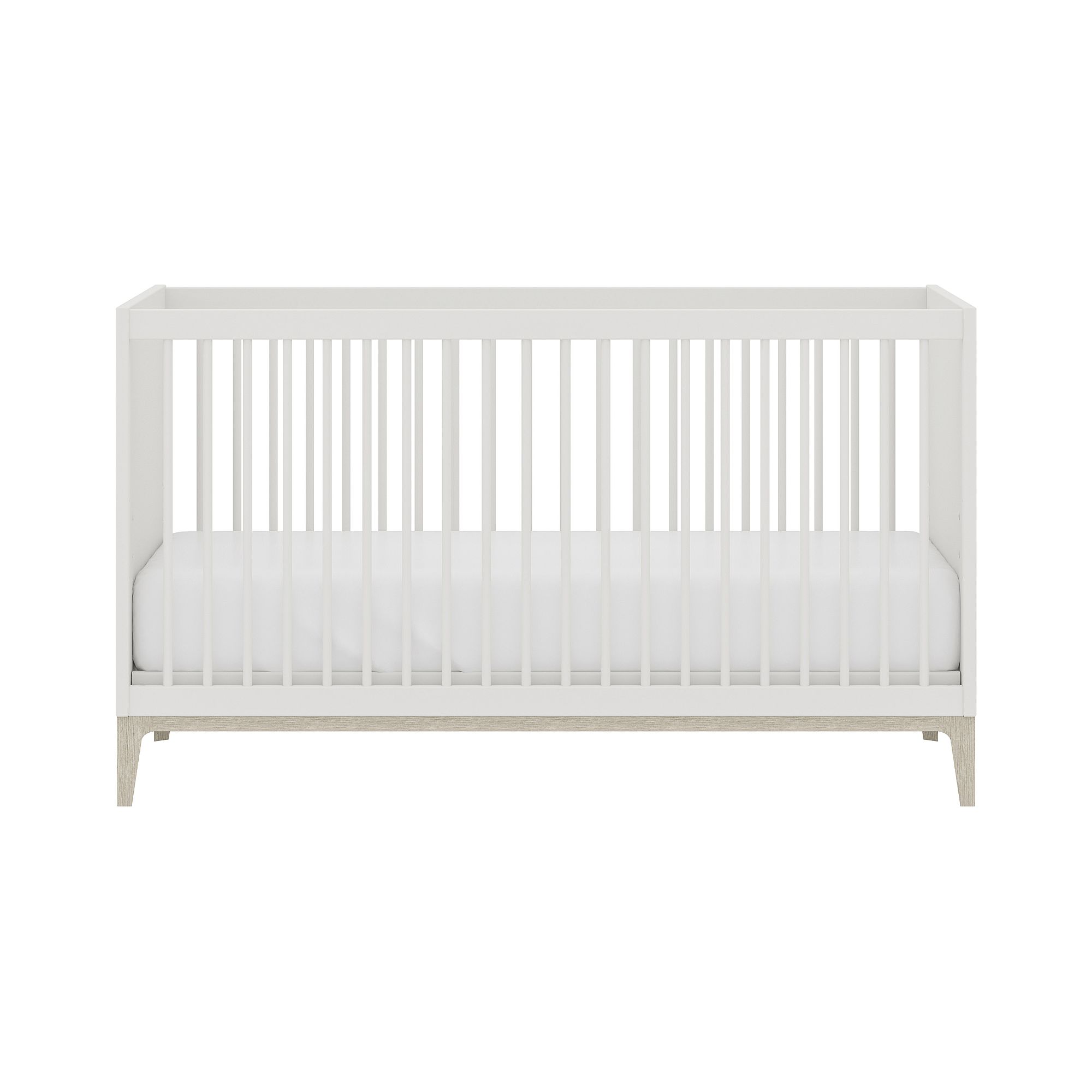 Modernes weißes Babybett mit Lattenrost und einer schlichten weißen Matratze.