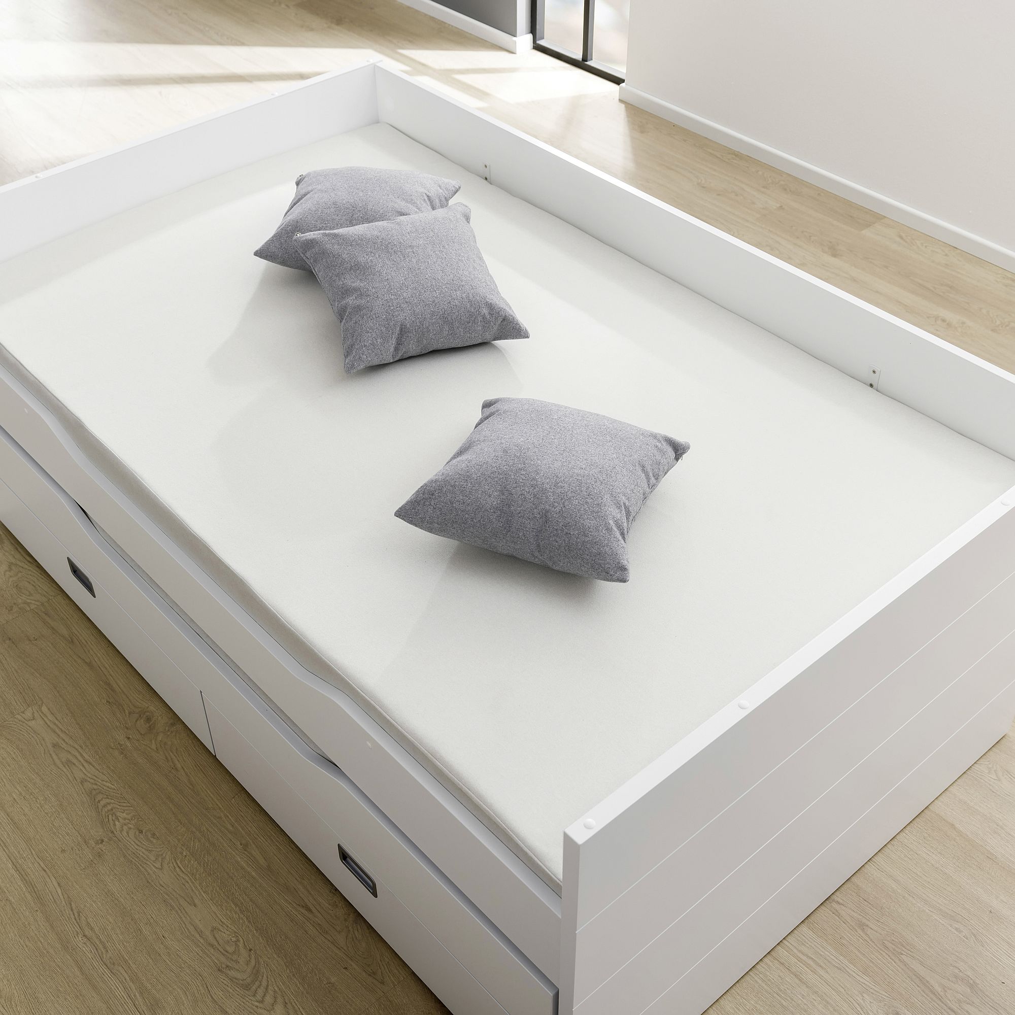 Partykissen 40 x 40 cm, Mikrofaser Steingrau Weißes Daybed mit drei grauen Kissen auf einem hellen Holzboden in einem hellen Raum.