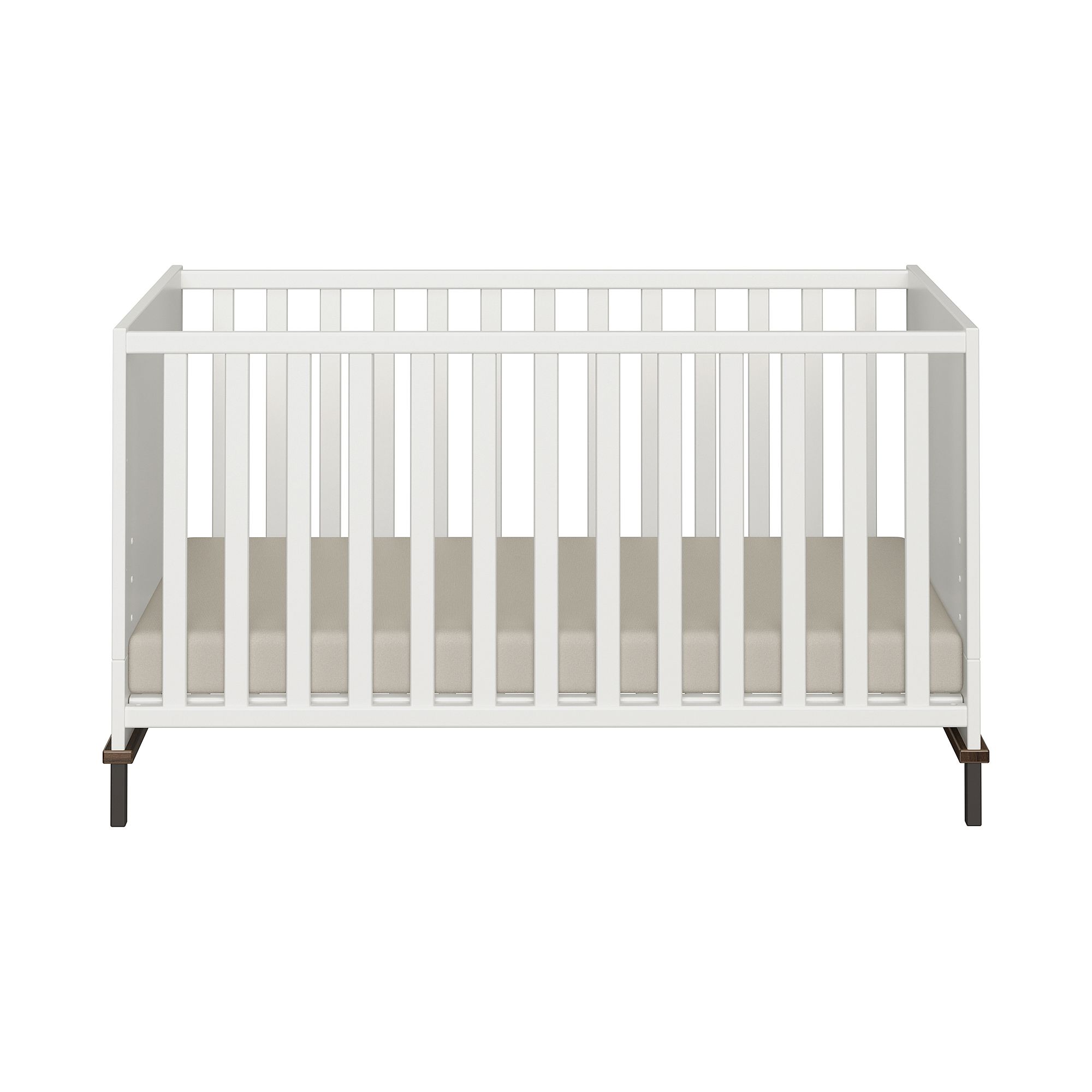 Weißes Babybett mit Lattenrost und beiger Matratze, von vorne gesehen.
