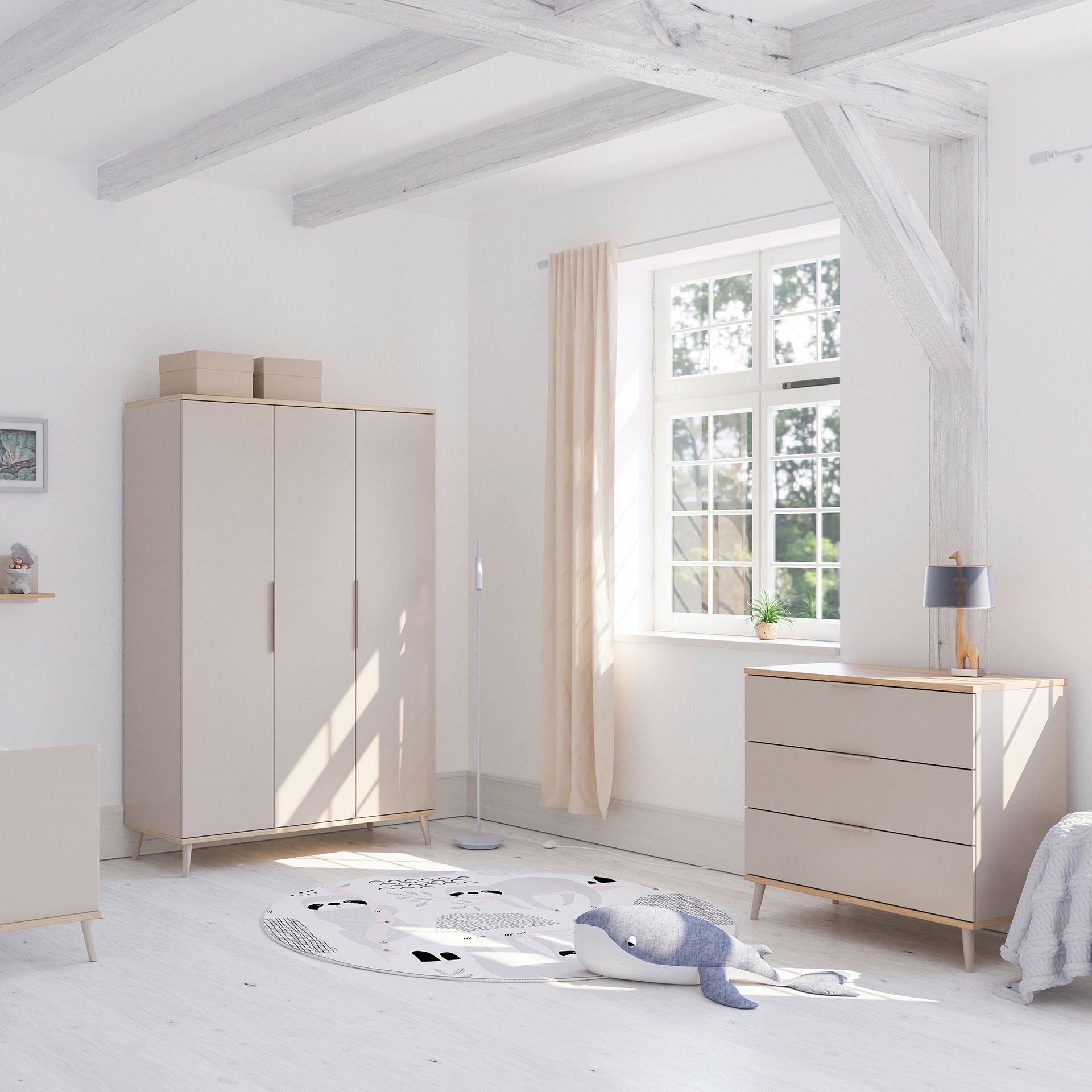 Helles, minimalistisches Kinderzimmer mit beigen Möbeln, Plüsch-Walspielzeug und großem Fenster.