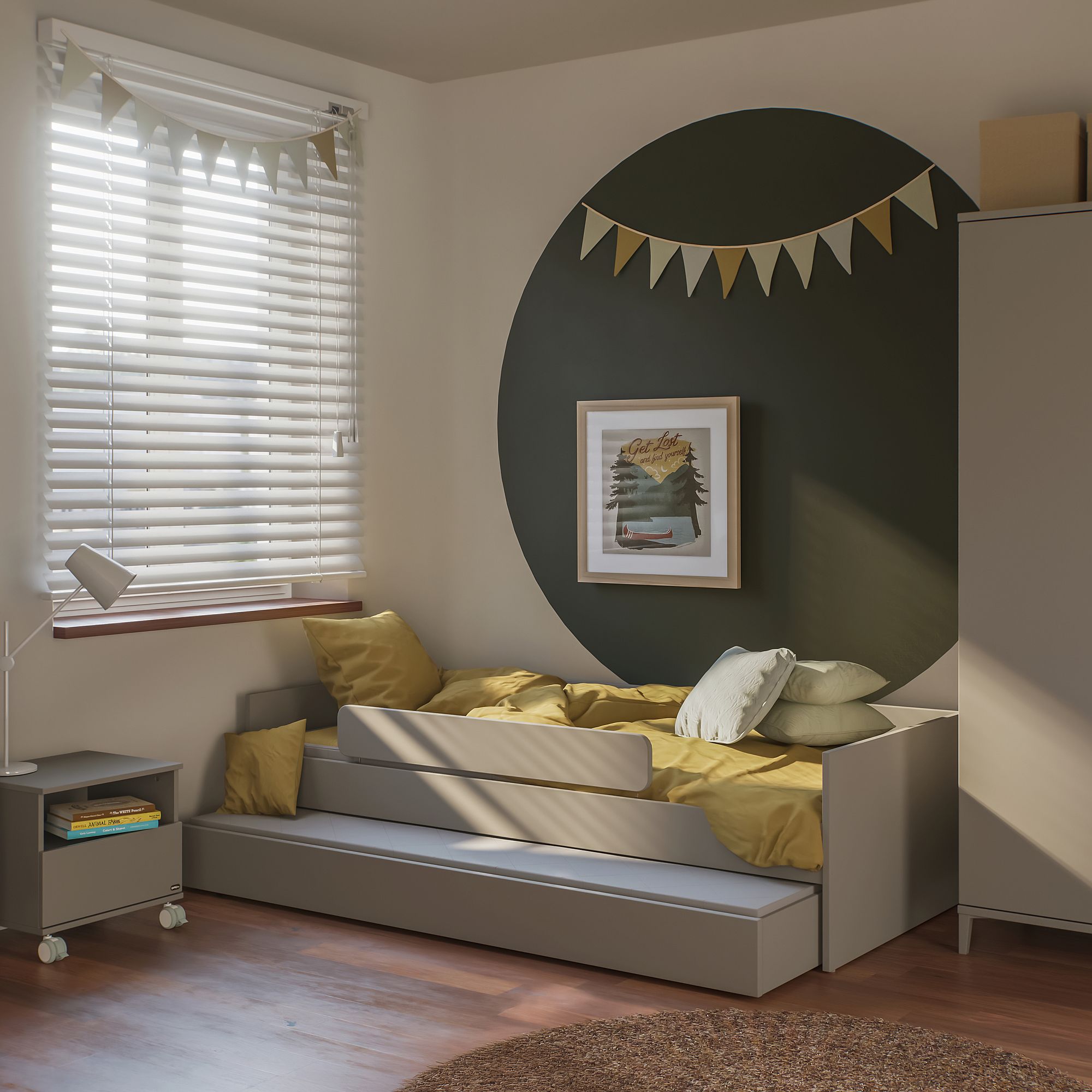 Sonnendurchflutetes Kinderzimmer mit grauem Bett, gelber Bettwäsche und Wanddekoration.