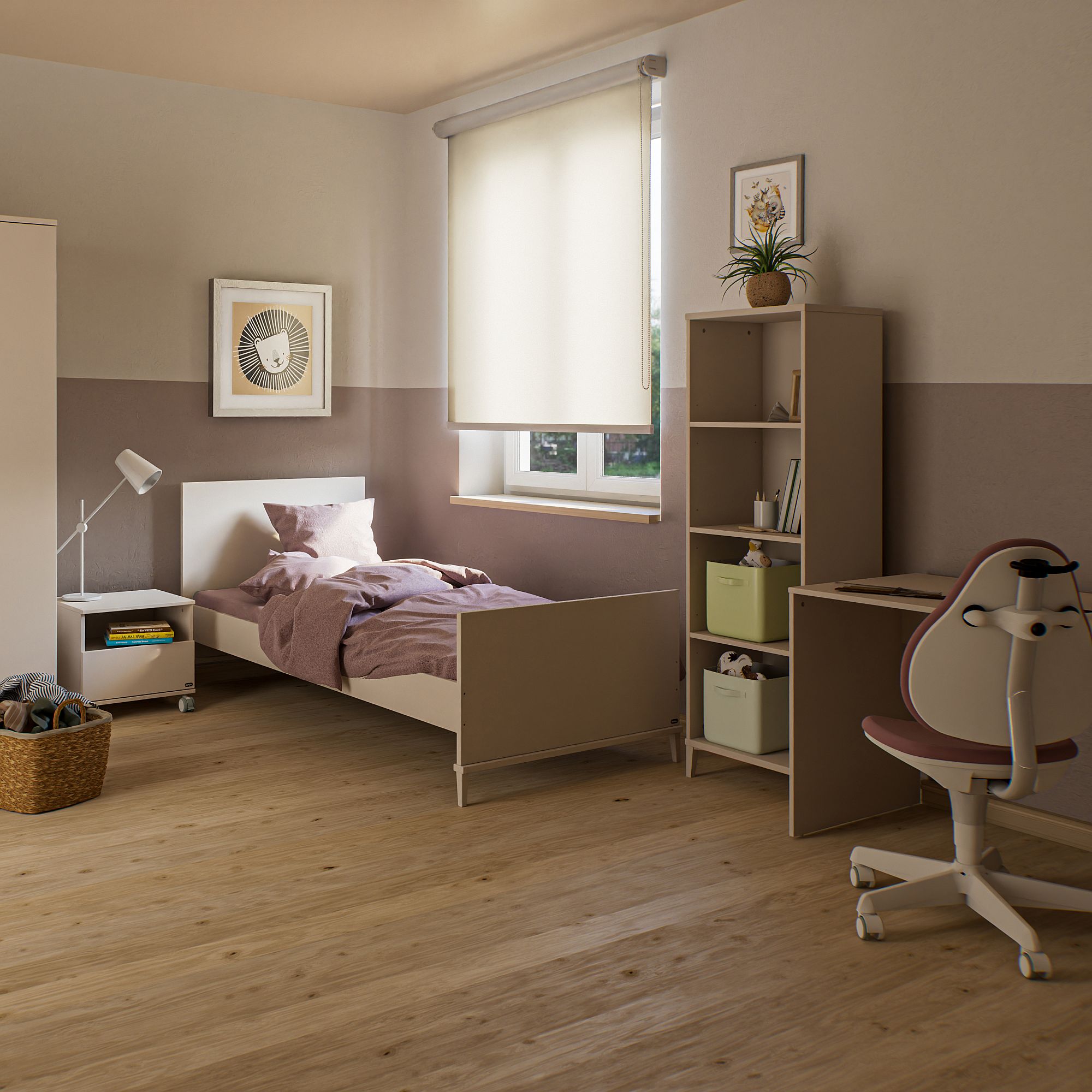 Minimalistisches Schlafzimmer mit einem Einzelbett, einem Schreibtisch und einem Regal an einem sonnigen Fenster.