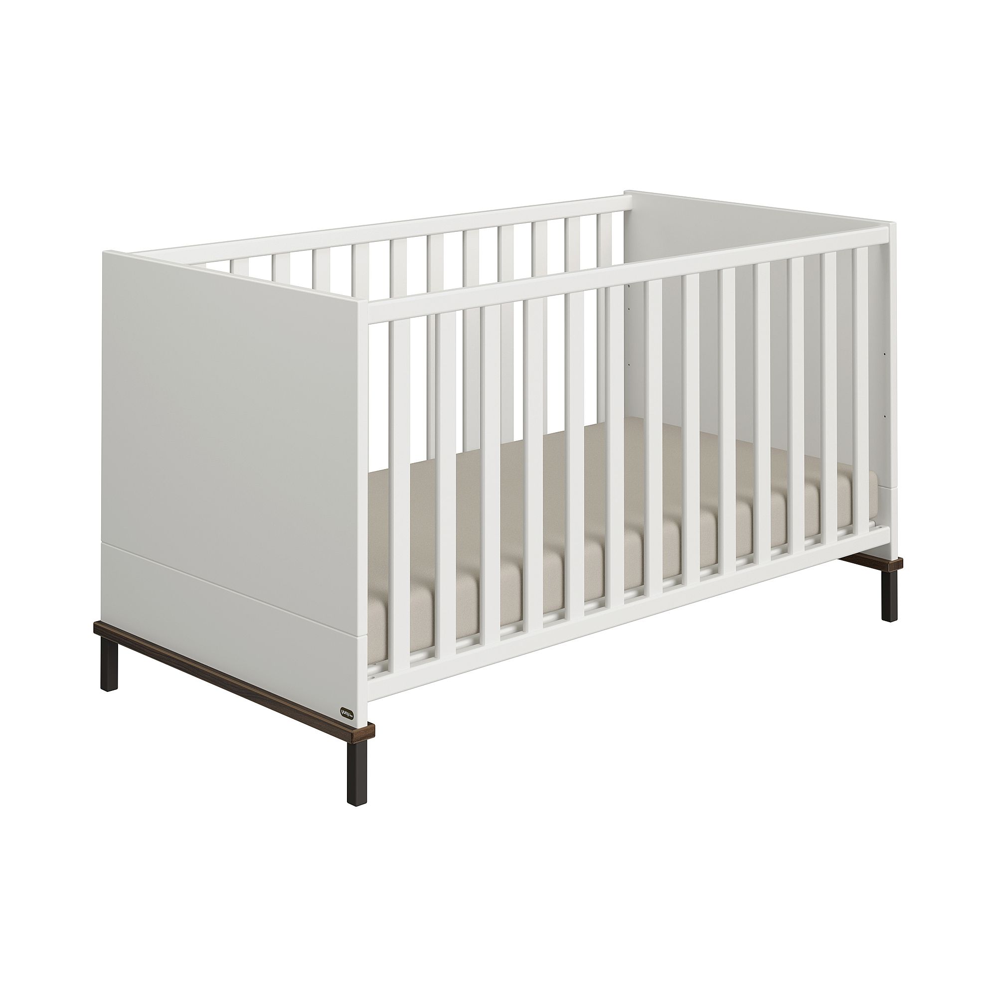 Weißes Babybett mit Lattenrost und beiger Matratze auf schwarzen Füßen.