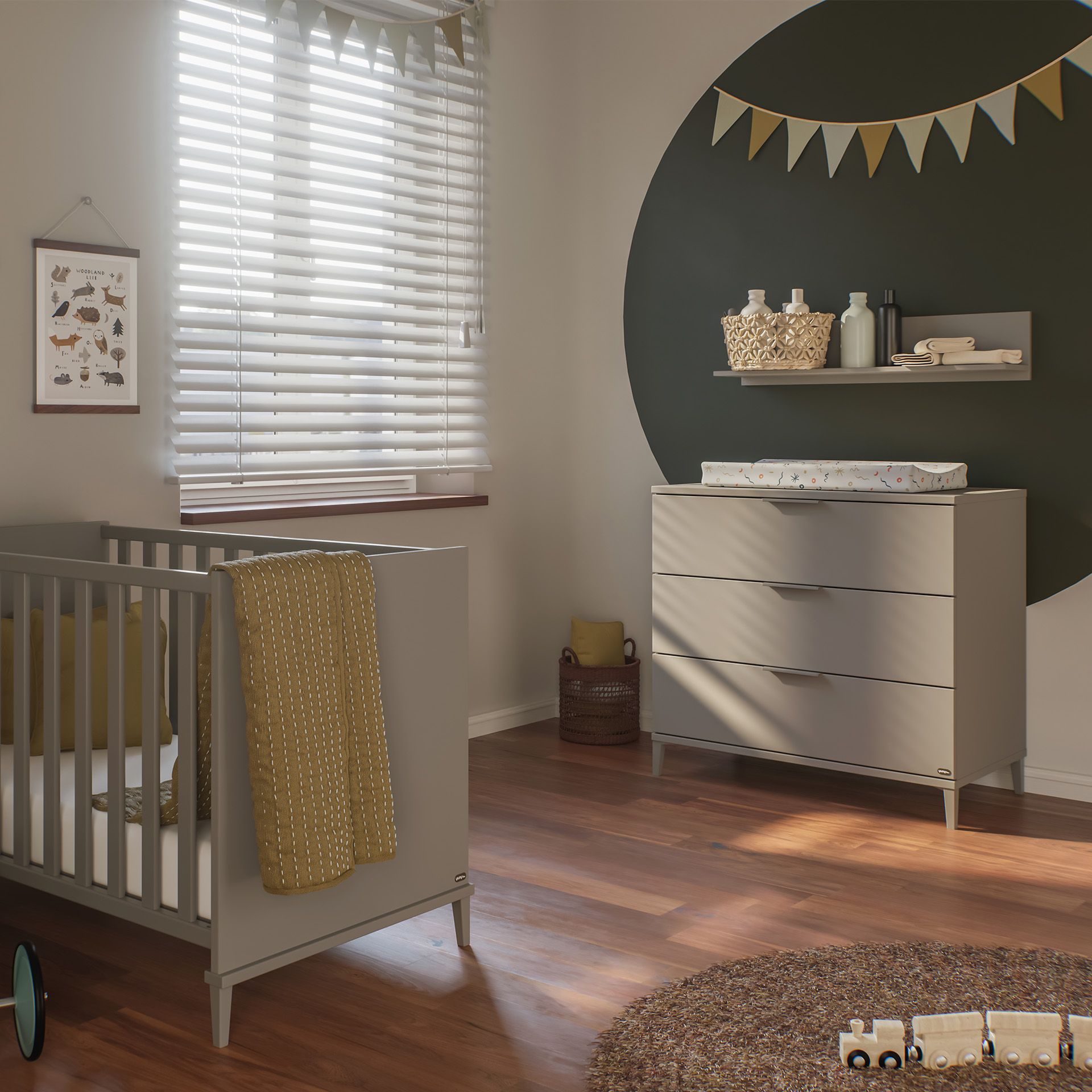 Modernes Kinderzimmer mit Kinderbett, Kommode, Wickeltisch und senfgelben Akzenten.