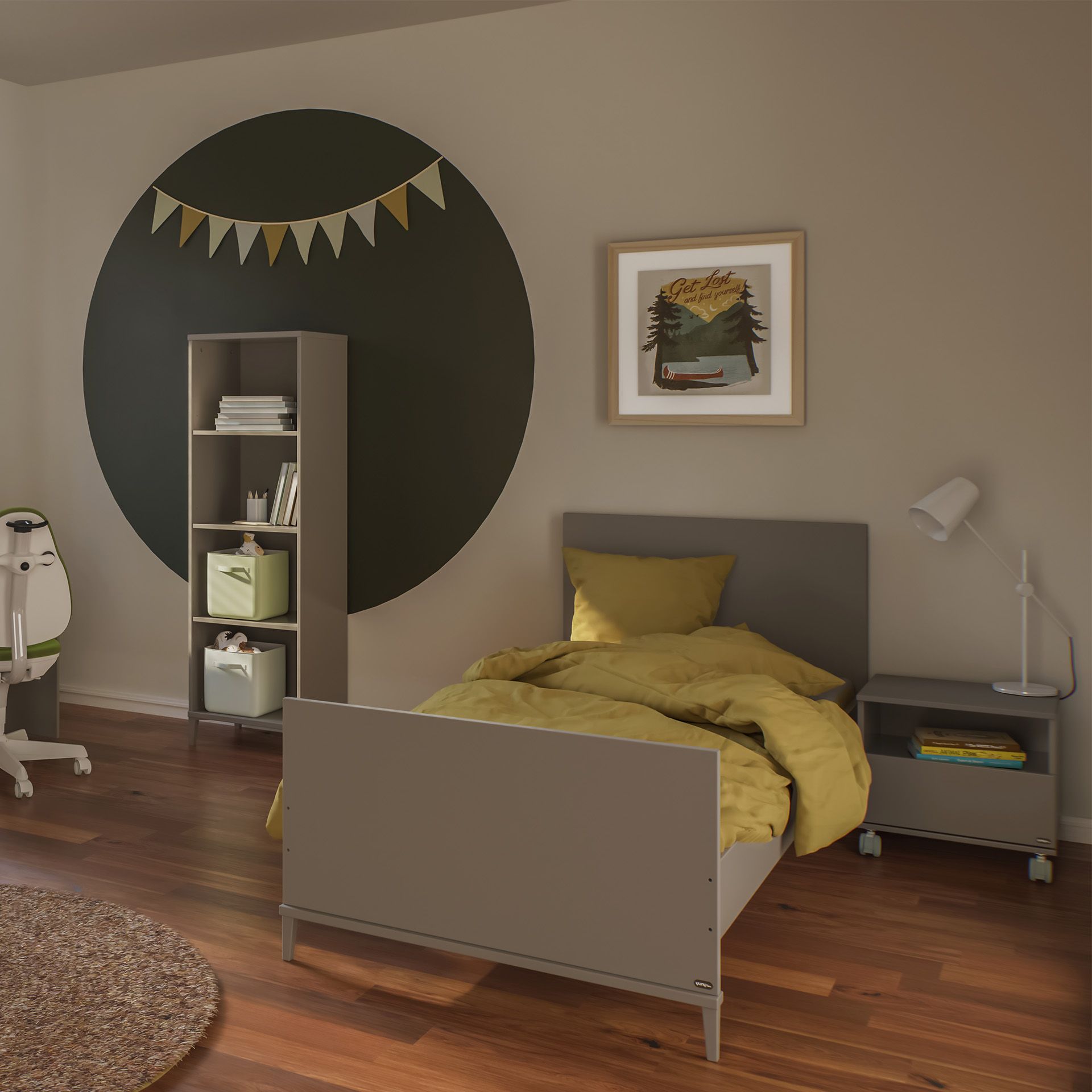 Ein modernes Kinderzimmer mit einem grauen Bett, gelber Bettwäsche und Wanddekoration.